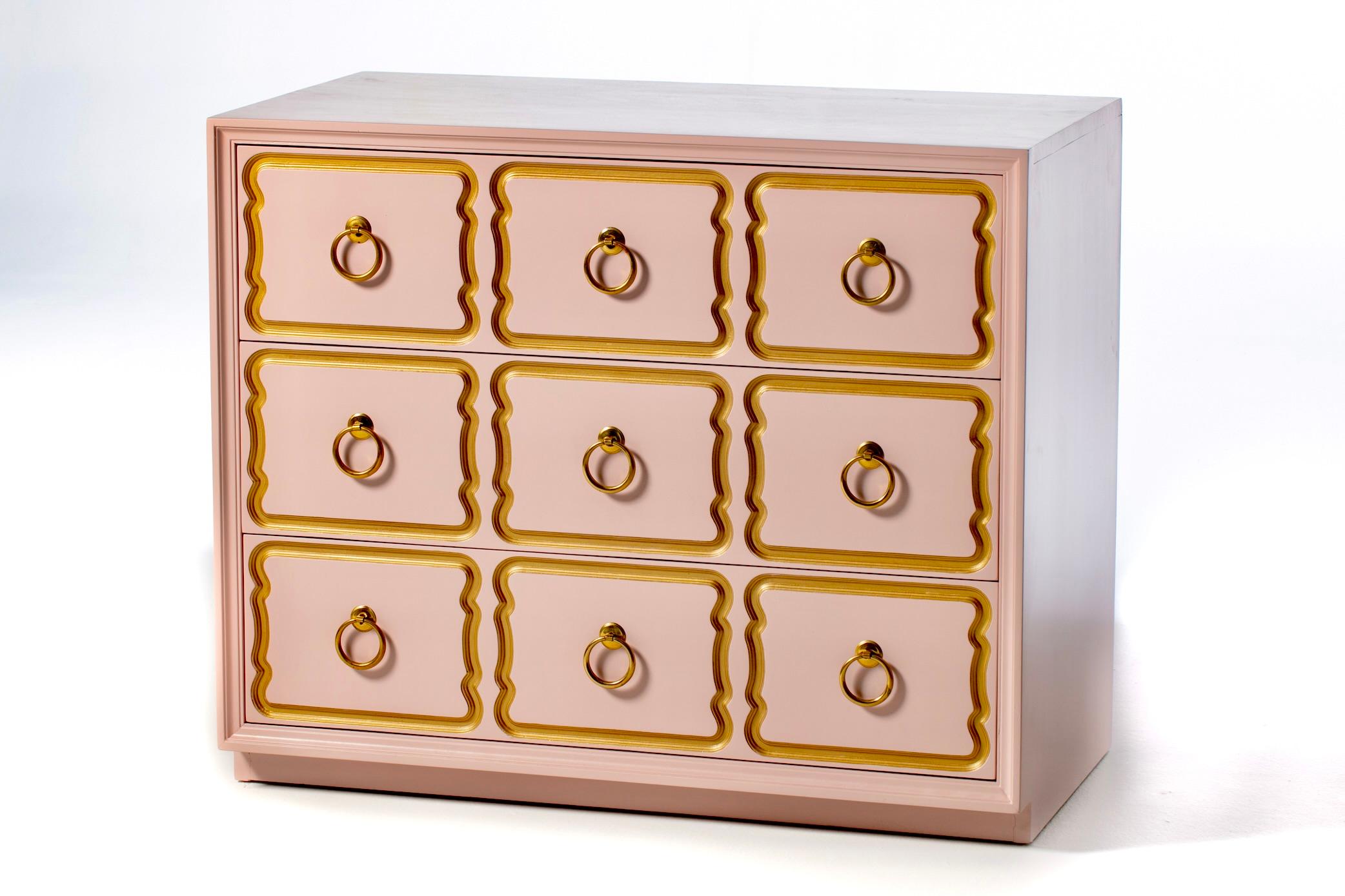 Hollywood Regency Autentica cassapanca Dorothy Draper España laccata in rosa e oro circa 1955 in vendita