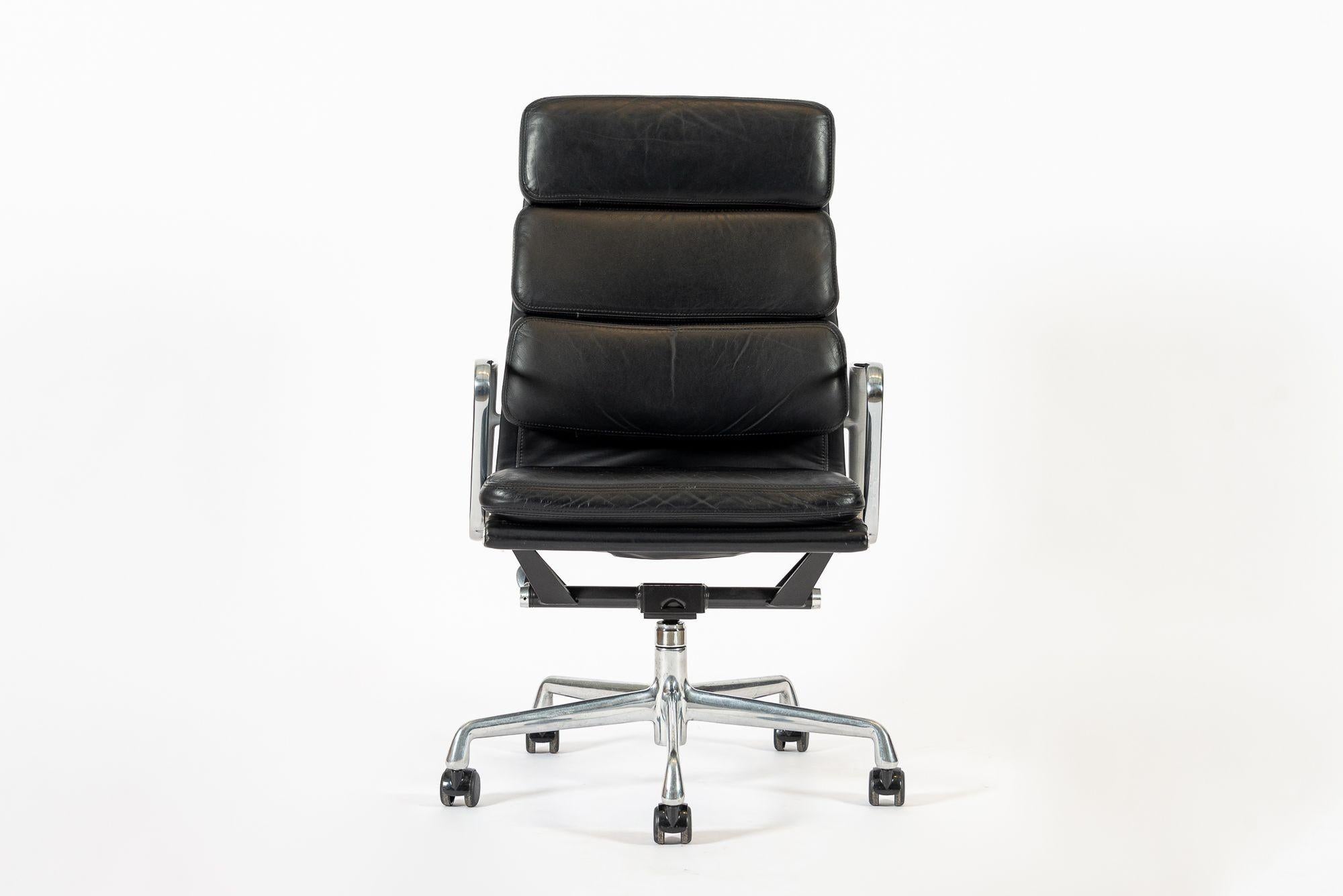 Dieser authentische Eames for Herman Miller Soft Pad Executive Height Bürostuhl aus der Aluminum Group'S Collection wurde 2001 hergestellt. Dieser Chefsessel verfügt über eine höhere Rückenlehne, eine schwarze Original-Lederpolsterung, ein poliertes