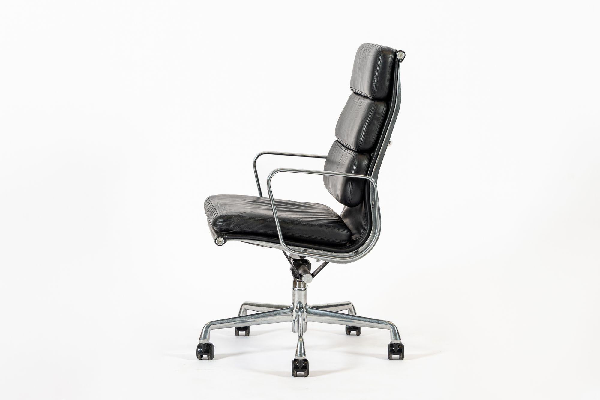 Authentischer Eames Herman Miller Großer Bürostuhl aus schwarzem Leder 2001 (amerikanisch) im Angebot