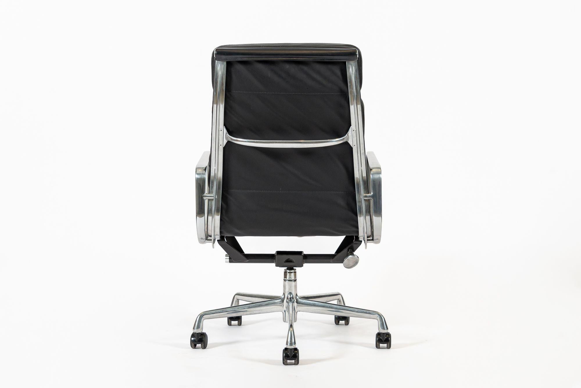 Authentischer Eames Herman Miller Großer Bürostuhl aus schwarzem Leder 2001 im Zustand „Gut“ im Angebot in Detroit, MI