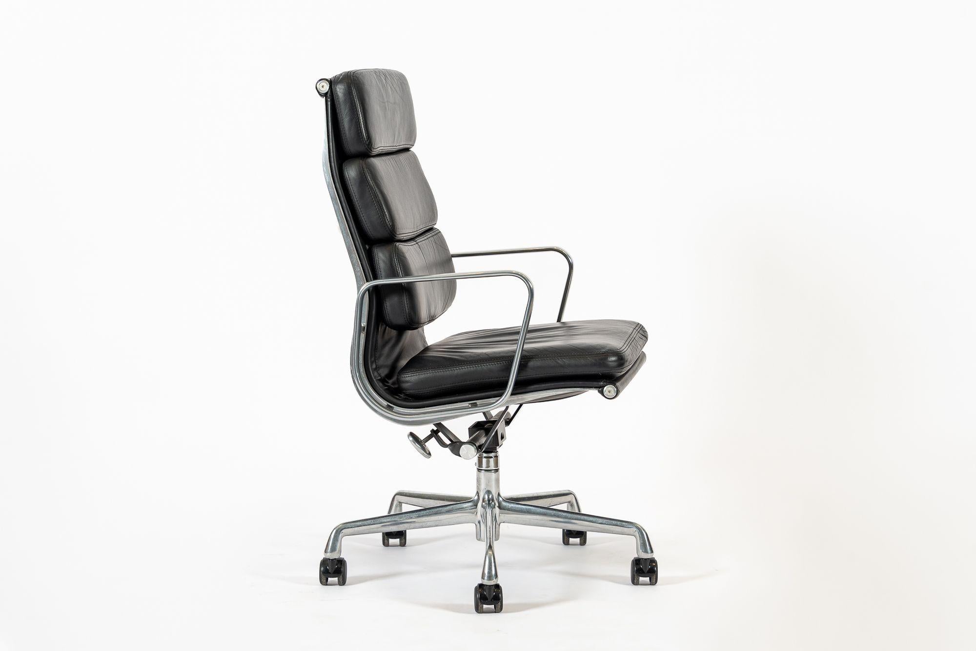 Authentischer Eames Herman Miller Großer Bürostuhl aus schwarzem Leder 2001 (21. Jahrhundert und zeitgenössisch) im Angebot