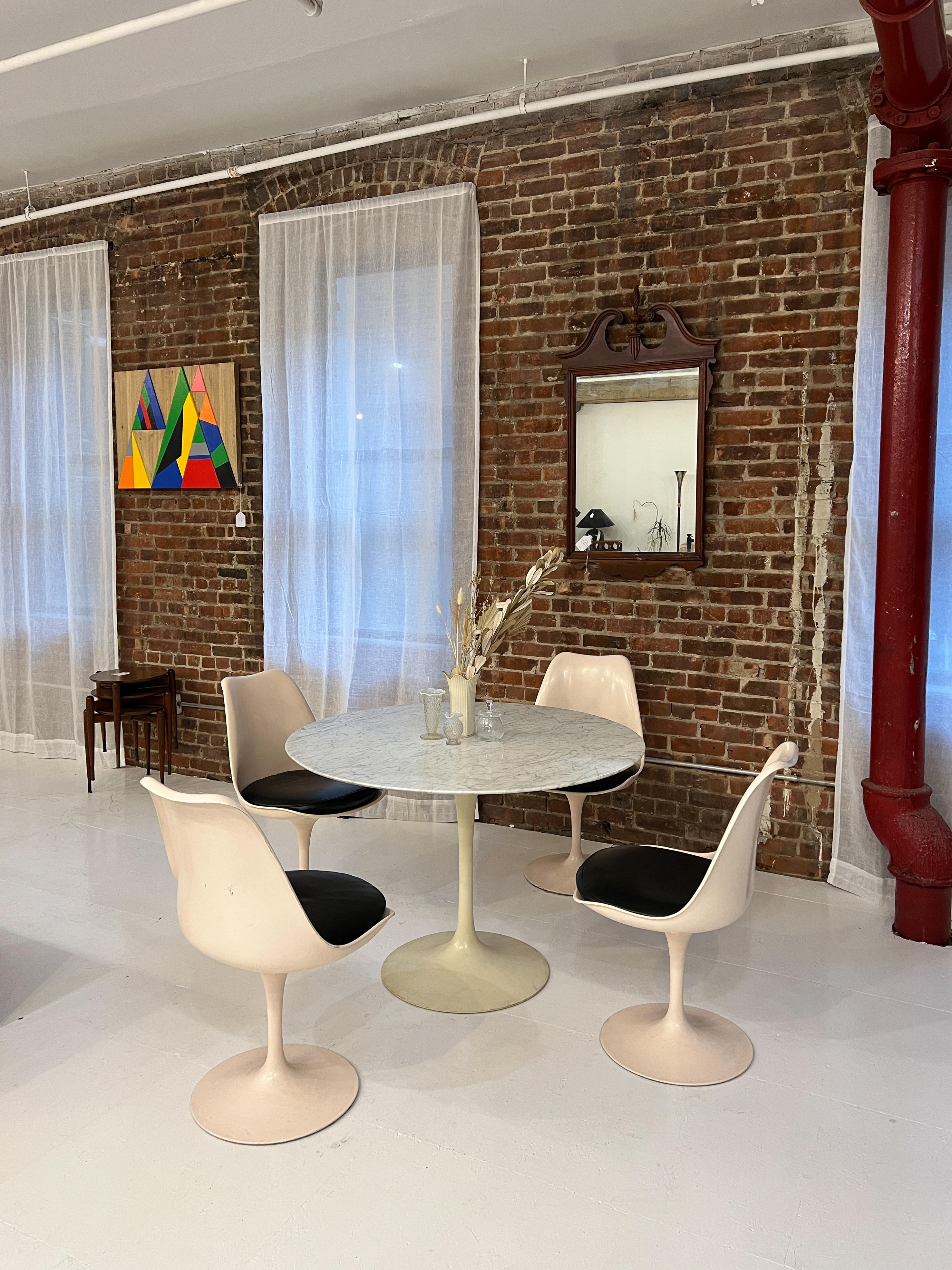 Authentische frühe Knoll Eero Saarinen Tulpenstühle mit schwarzem Ledersitzkissen (Moderne der Mitte des Jahrhunderts)
