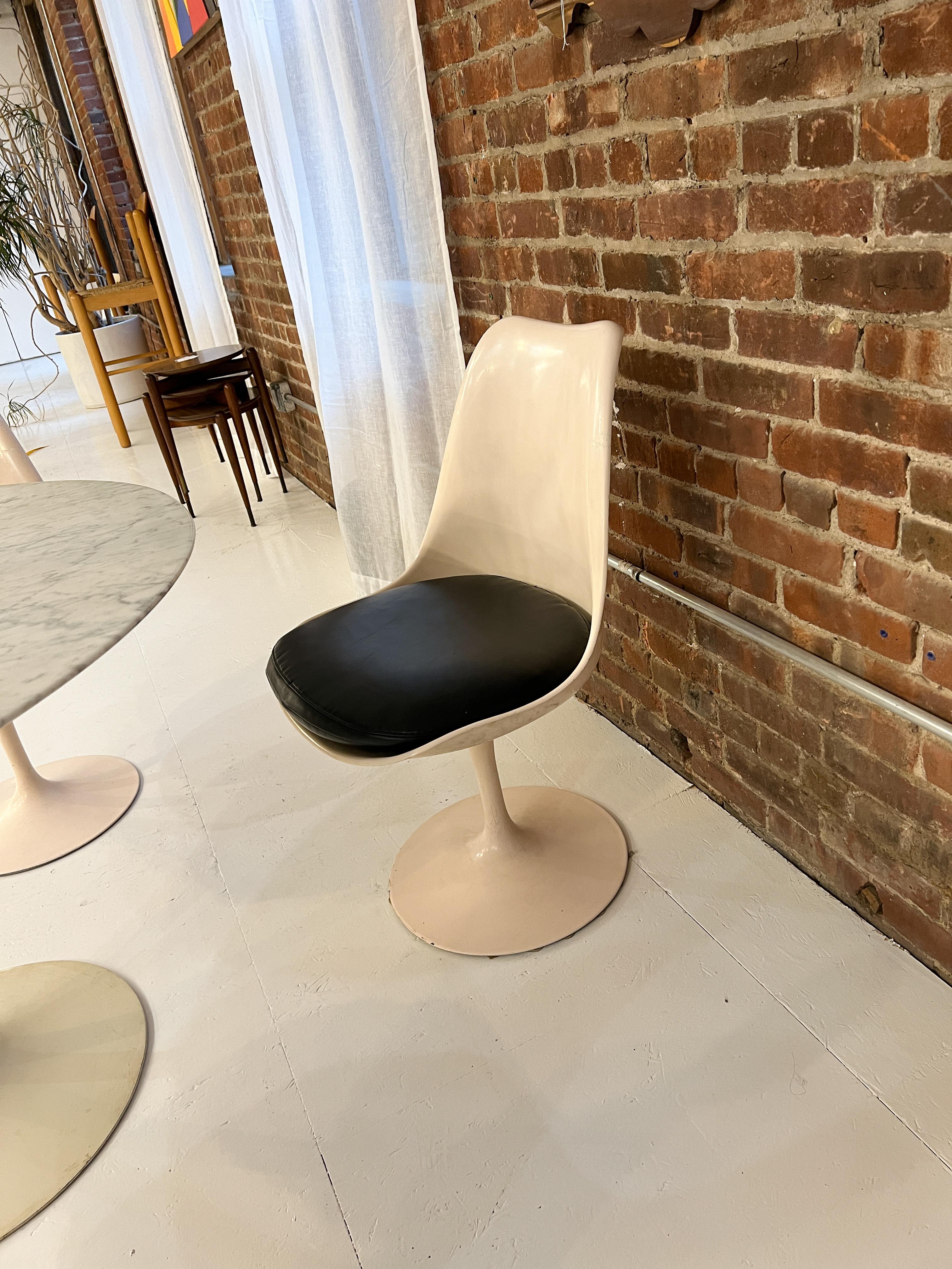 Authentische frühe Knoll Eero Saarinen Tulpenstühle mit schwarzem Ledersitzkissen im Zustand „Gut“ in Armonk, NY
