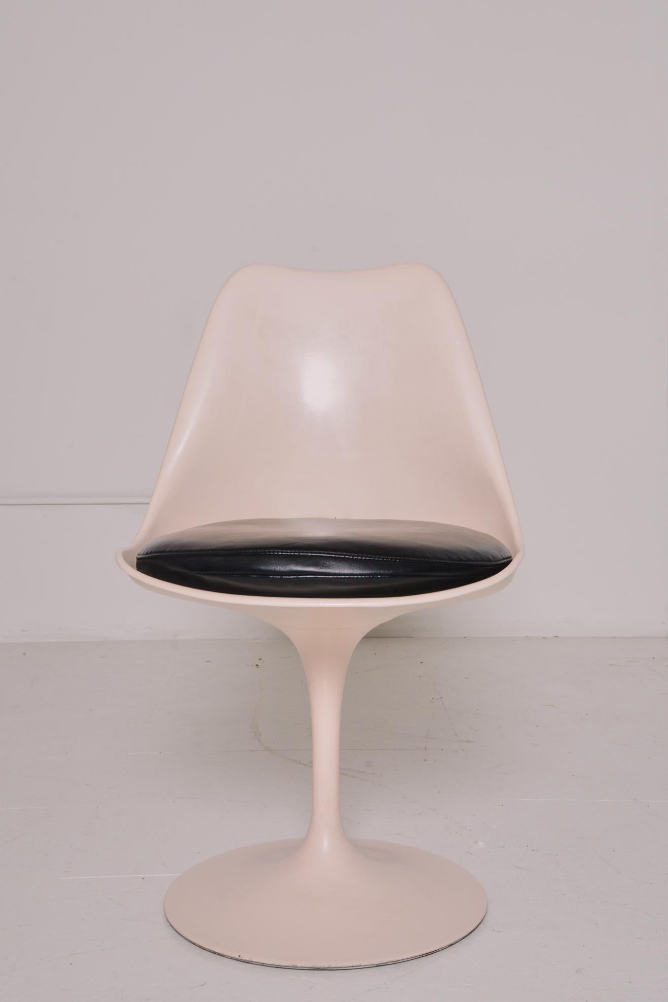 Mid-Century Modern Authentic Early Knoll Eero Saarinen Tulip Chairs in Black Leather Seat Cushion