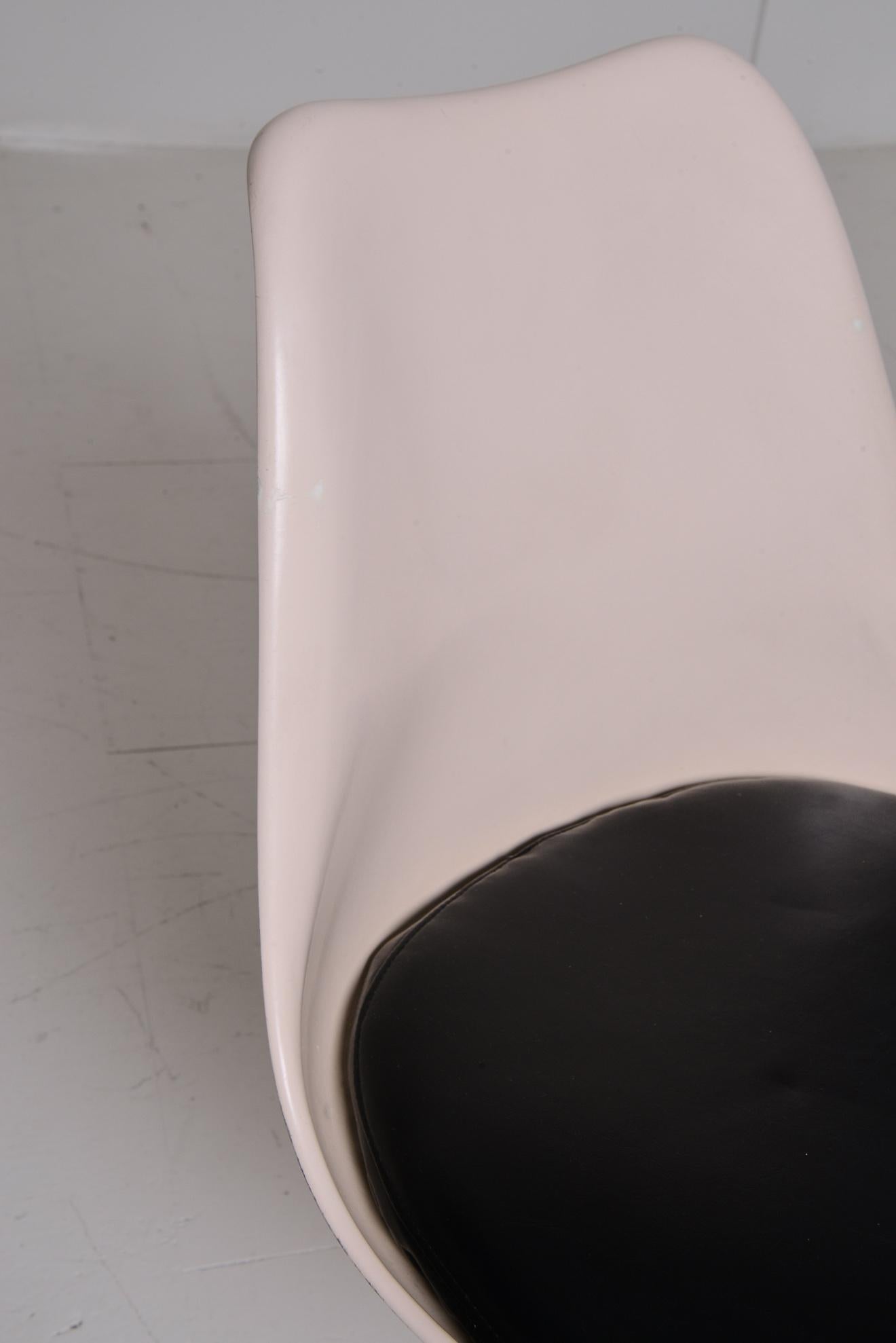 Authentische frühe Knoll Eero Saarinen Tulpenstühle mit schwarzem Ledersitzkissen 1
