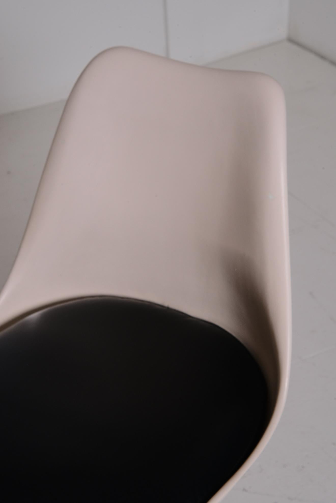 Authentische frühe Knoll Eero Saarinen Tulpenstühle mit schwarzem Ledersitzkissen 2