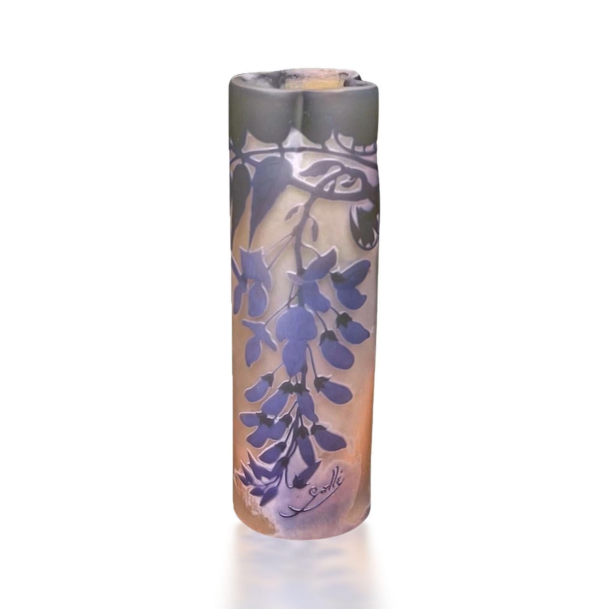 Uno squisito vaso autentico di Émile Gallé, maestro del vetro Art Nouveau francese. Circa 1910.
Dimensioni: Altezza 21 cm × Diametro 8 cm.
Questo pezzo presenta un delicato gioco di tonalità viola, rosa e bianco opaco in vetro incamiciato, con una
