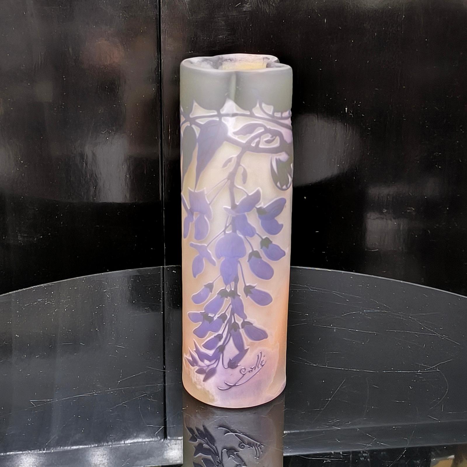 Realizzato con acquaforte Autentico vaso Émile Gallé Art Nouveau con motivo a glicine, circa 1910 in vendita