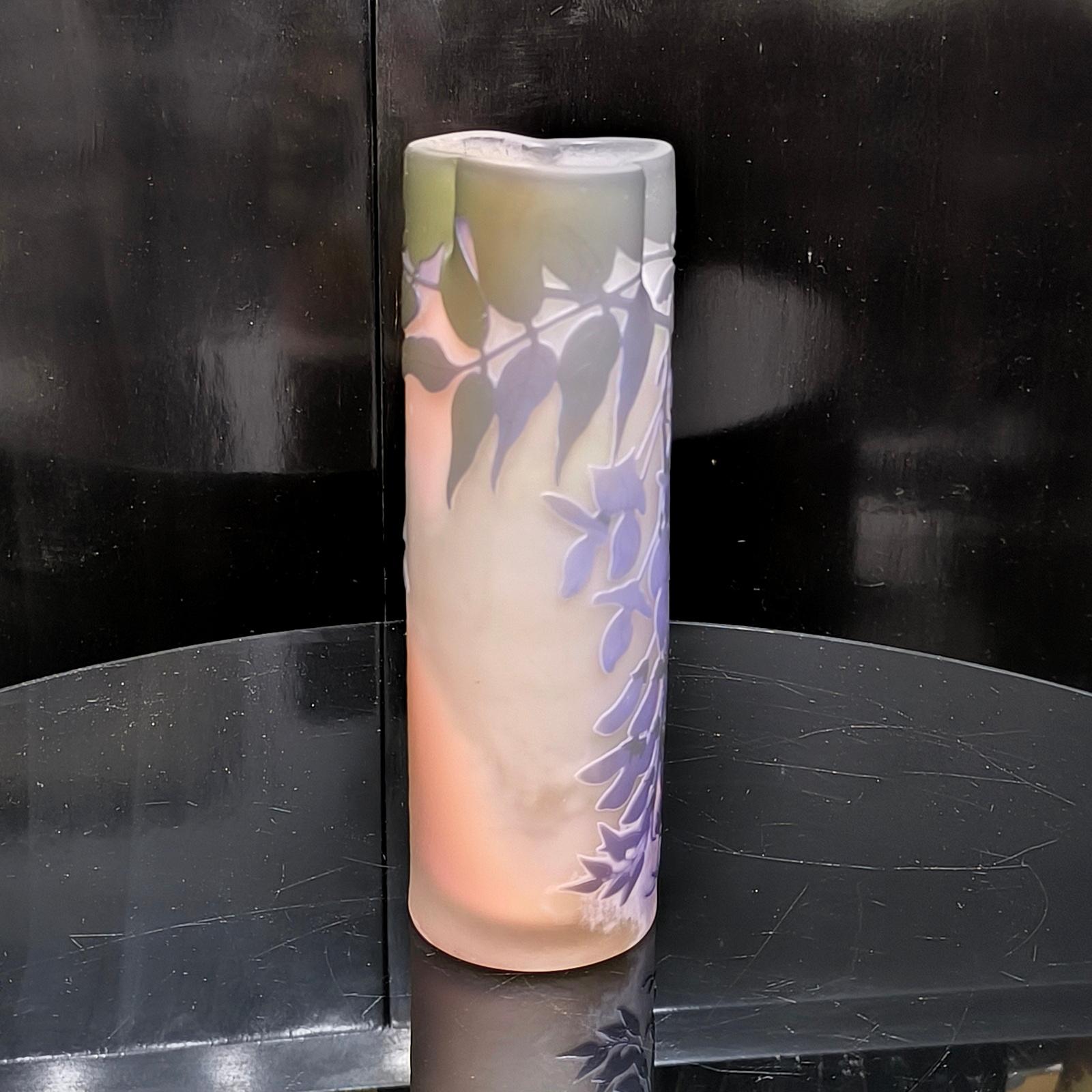 XX secolo Autentico vaso Émile Gallé Art Nouveau con motivo a glicine, circa 1910 in vendita