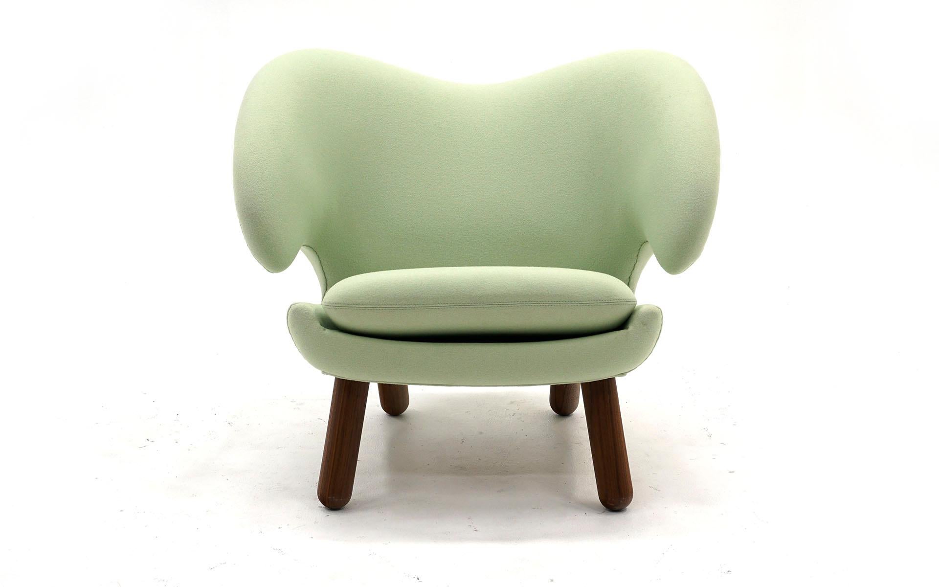 Licensed production Pelican chair designed by Finn Juhl, manufactured by OneCollection, Denmark. This lounge chair is in like new condition. Signed with the Onecollection label. Very comfortable.