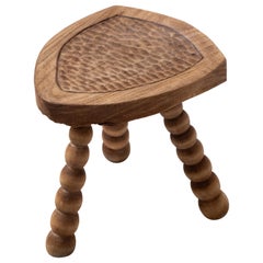 Authentique tabouret brutaliste français : une triomphe de l'artisanat et du design