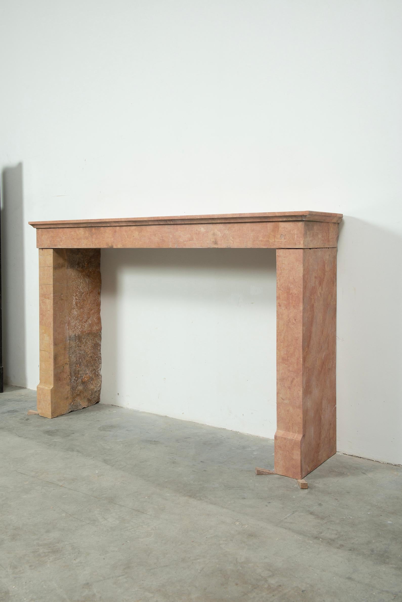 Questo caminetto in pietra calcarea dai colori caldi proveniente dalla Francia emana un'eleganza senza tempo e una bellezza naturale. Le sue delicate tonalità beige e terracotta aggiungono un tocco di fascino rustico, rendendolo un centrotavola