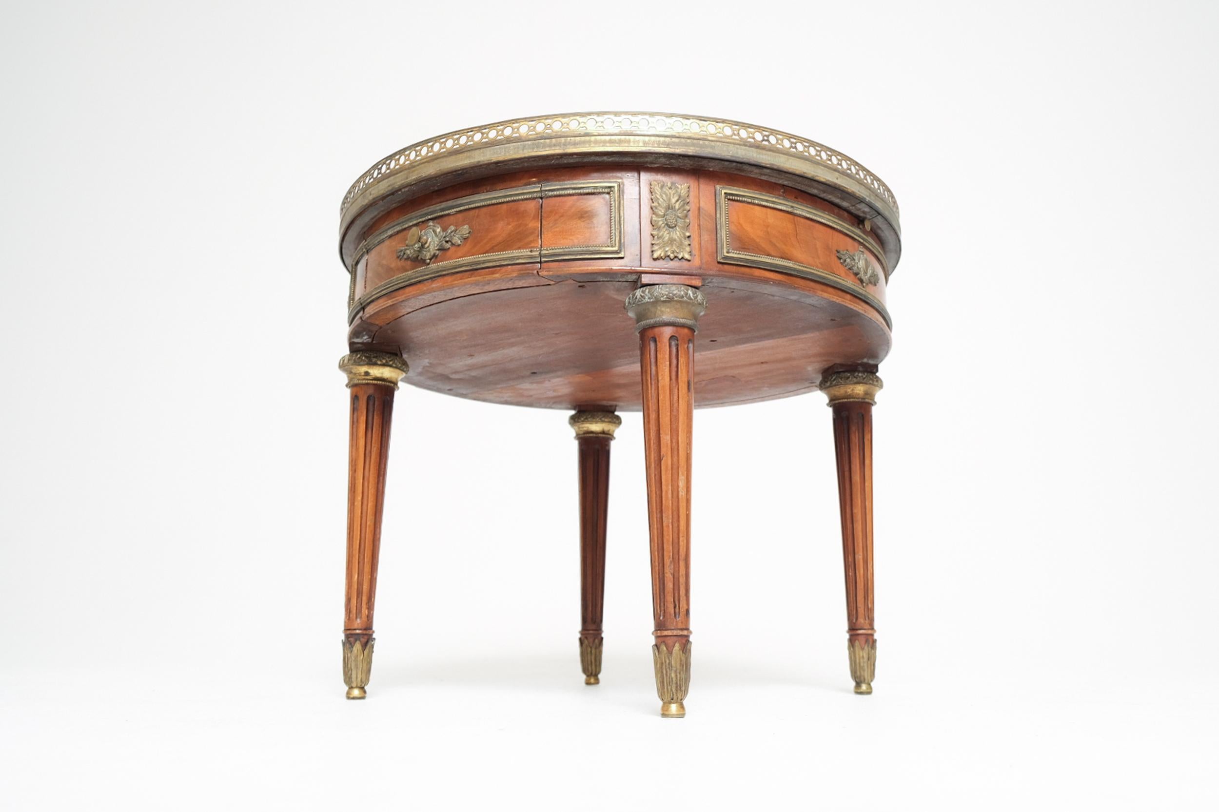 Authentic French Louis XVI Round Mahogany Gueridon Table with Marble top Luis XVI en venta