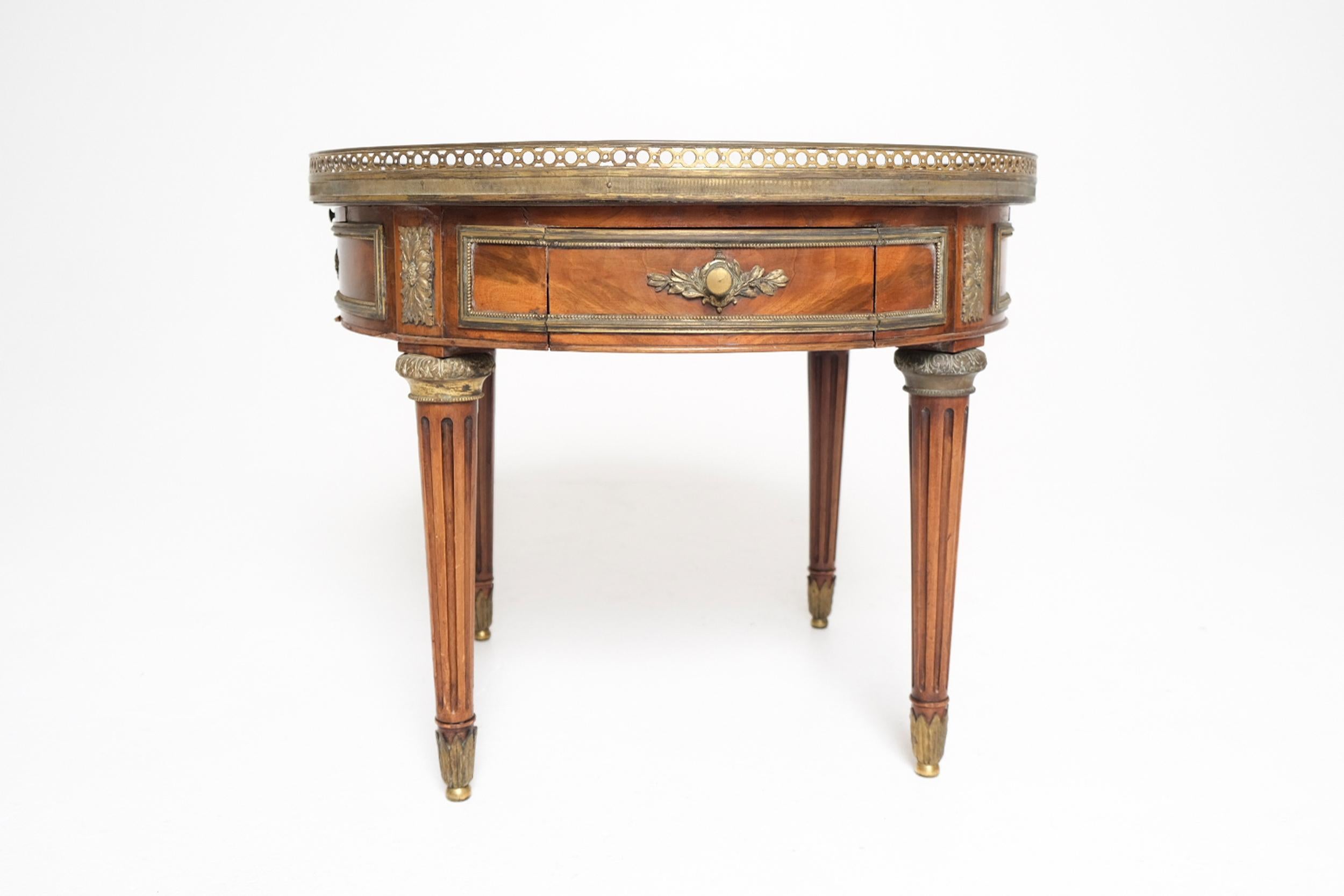 Authentic French Louis XVI Round Mahogany Gueridon Table with Marble top en Bueno estado para la venta en Los Angeles, CA