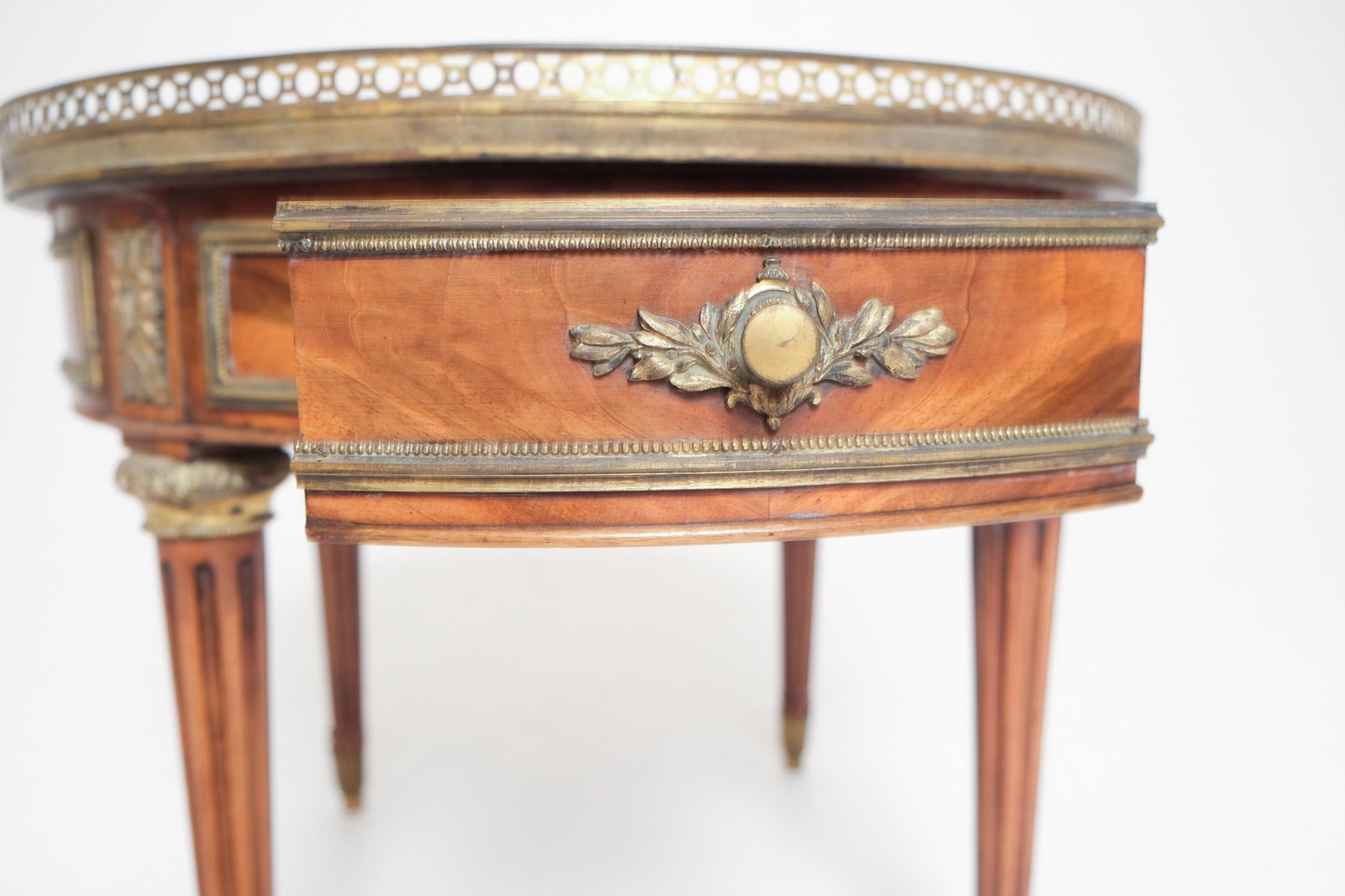 Authentic French Louis XVI Round Mahogany Gueridon Table with Marble top Latón en venta