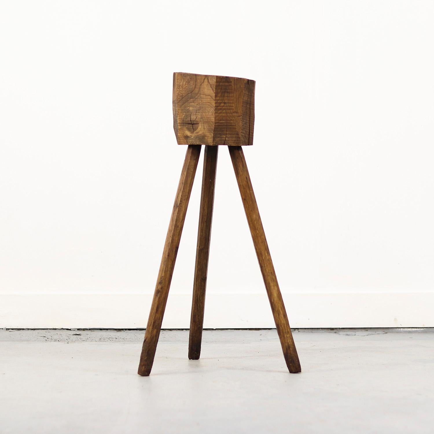 Questo primitivo tagliere in legno di quercia, un tempo puramente funzionale, si è ora evoluto in un oggetto di grande stile e distinzione. Realizzato con un blocco di rovere massiccio e gambe di pino inclinate, ha un carattere splendidamente