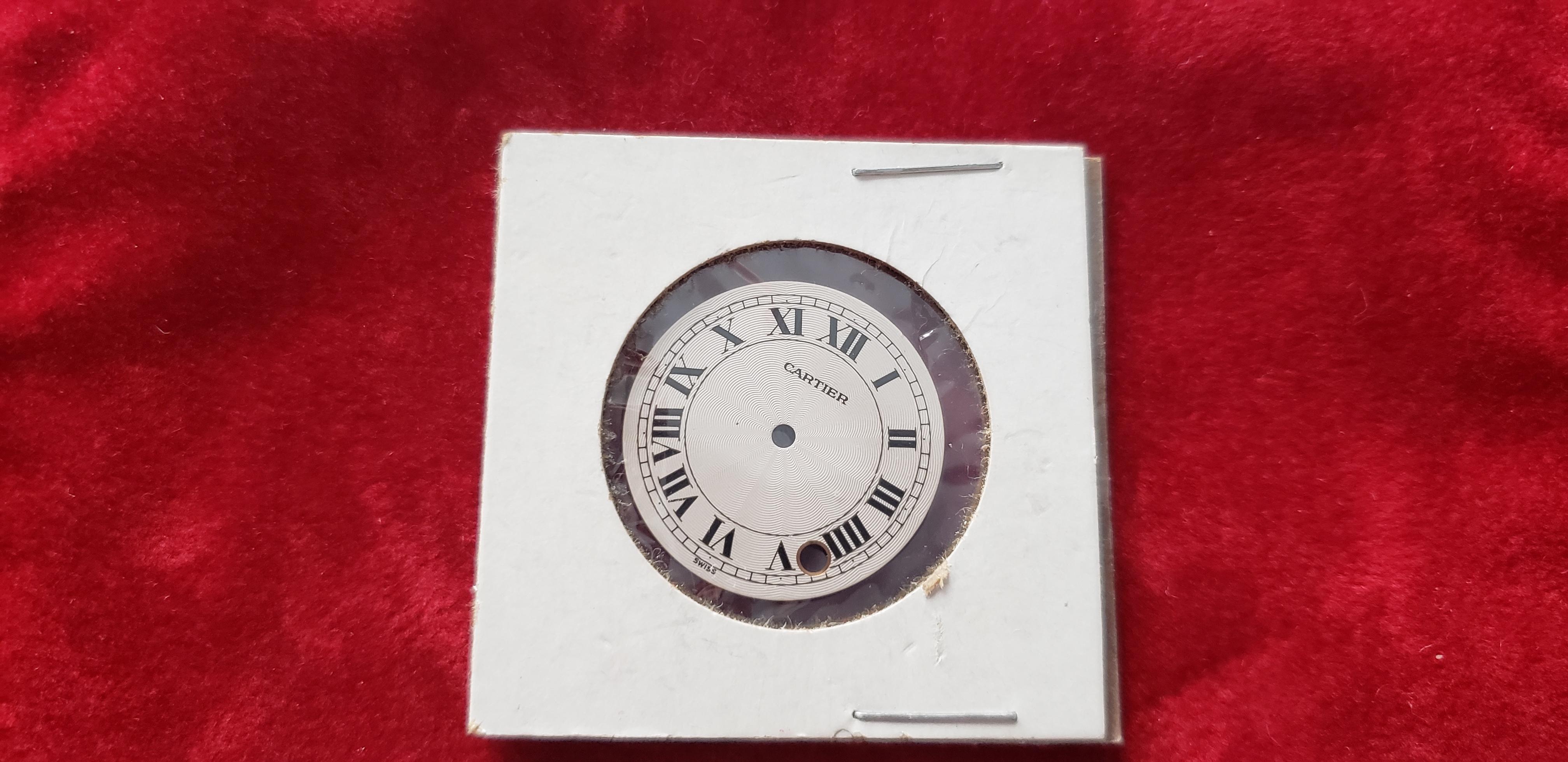 Details: 

Dial Color: Off White/White
Black Roman Numeral hour markers with Date display between 3 & 4
Circle Dial
Approximate Diameter: 26mm
**Pre-owned & great condition 

If you have any questions regarding this item please message me directly