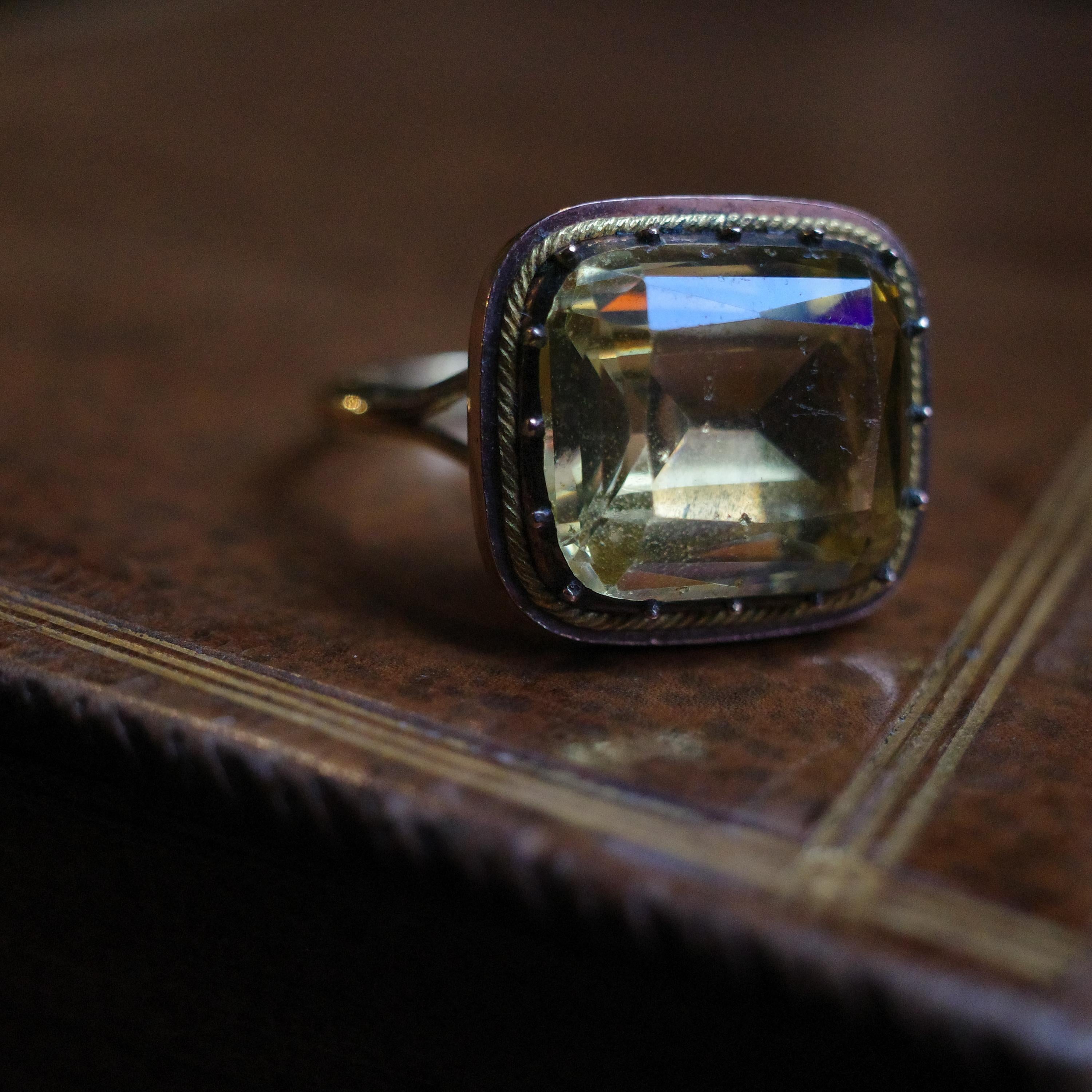 Authentic Georgian 18K Gold & Paste Citrine Ring — Rare Large-Scale Size 9 en vente 4