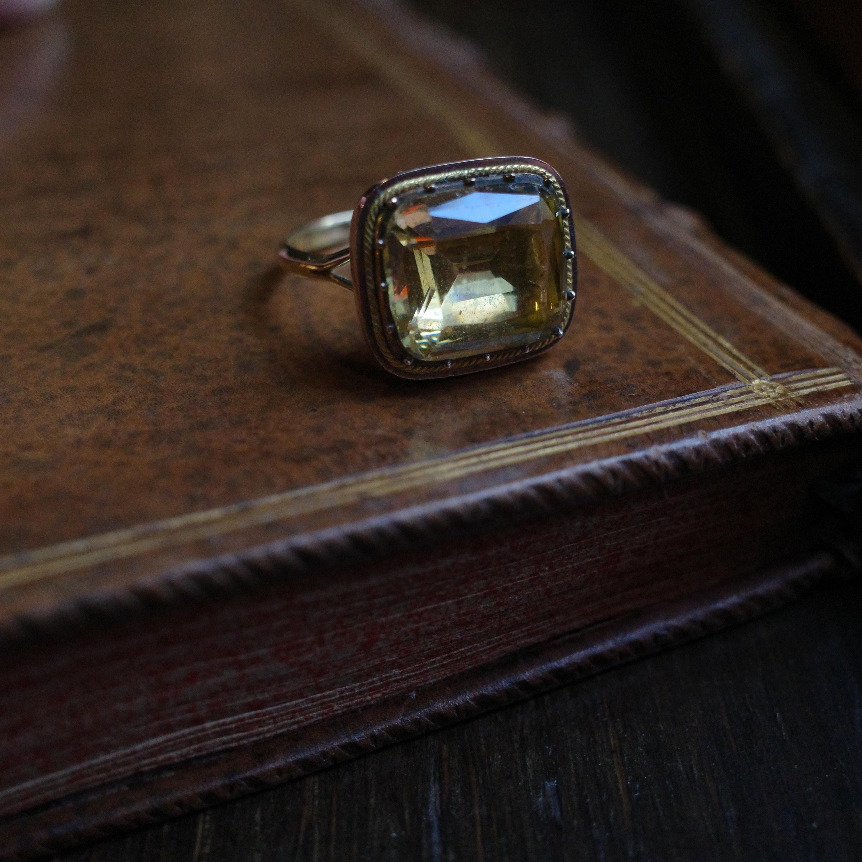 Authentic Georgian 18K Gold & Paste Citrine Ring — Rare Large-Scale Size 9 en vente 5
