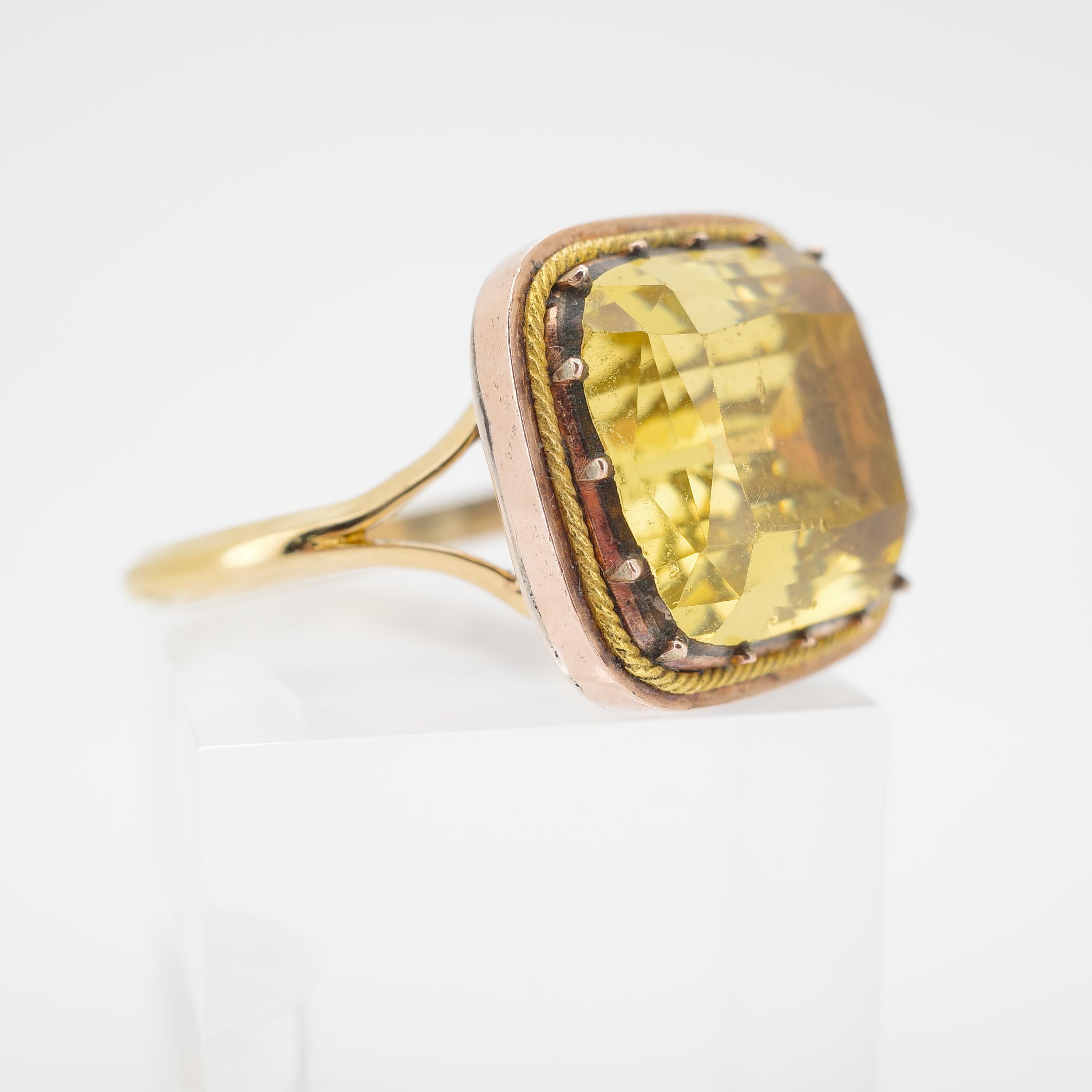 Bague exceptionnellement belle de l'époque géorgienne (vers 1780-1820), fabriquée en or 18 carats et sertie d'une citrine en pâte facettée à la main d'une brillance remarquable. Il s'agit d'un exemple digne d'un musée de la joaillerie géorgienne