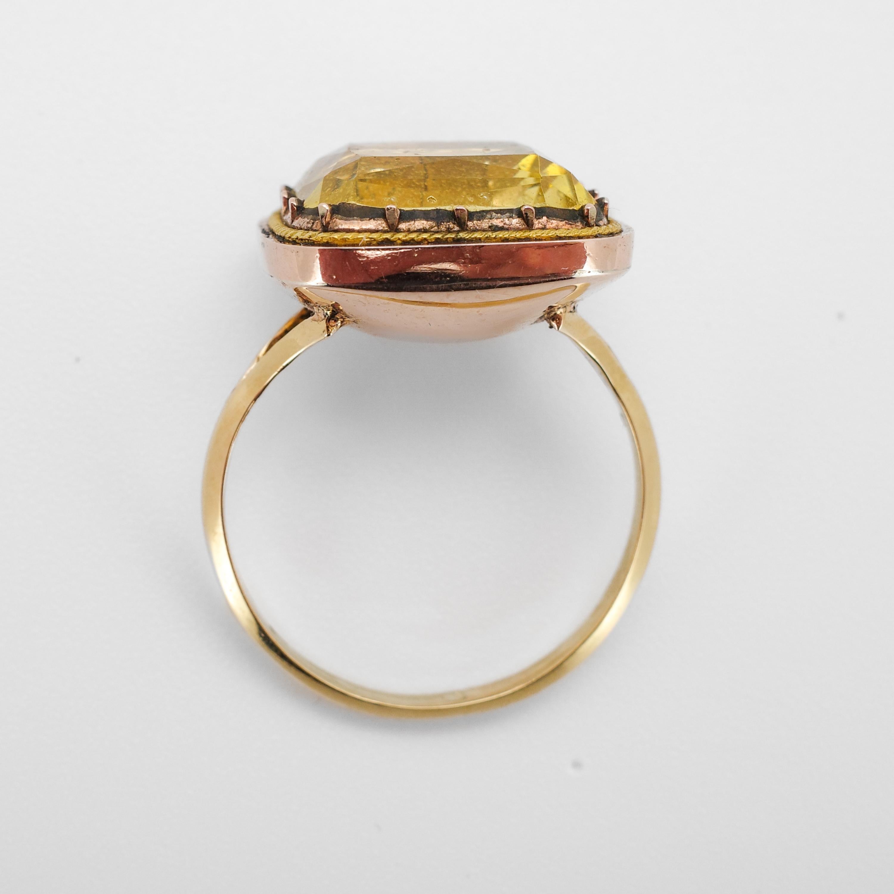 Authentic Georgian 18K Gold & Paste Citrine Ring — Rare Large-Scale Size 9 en vente 3