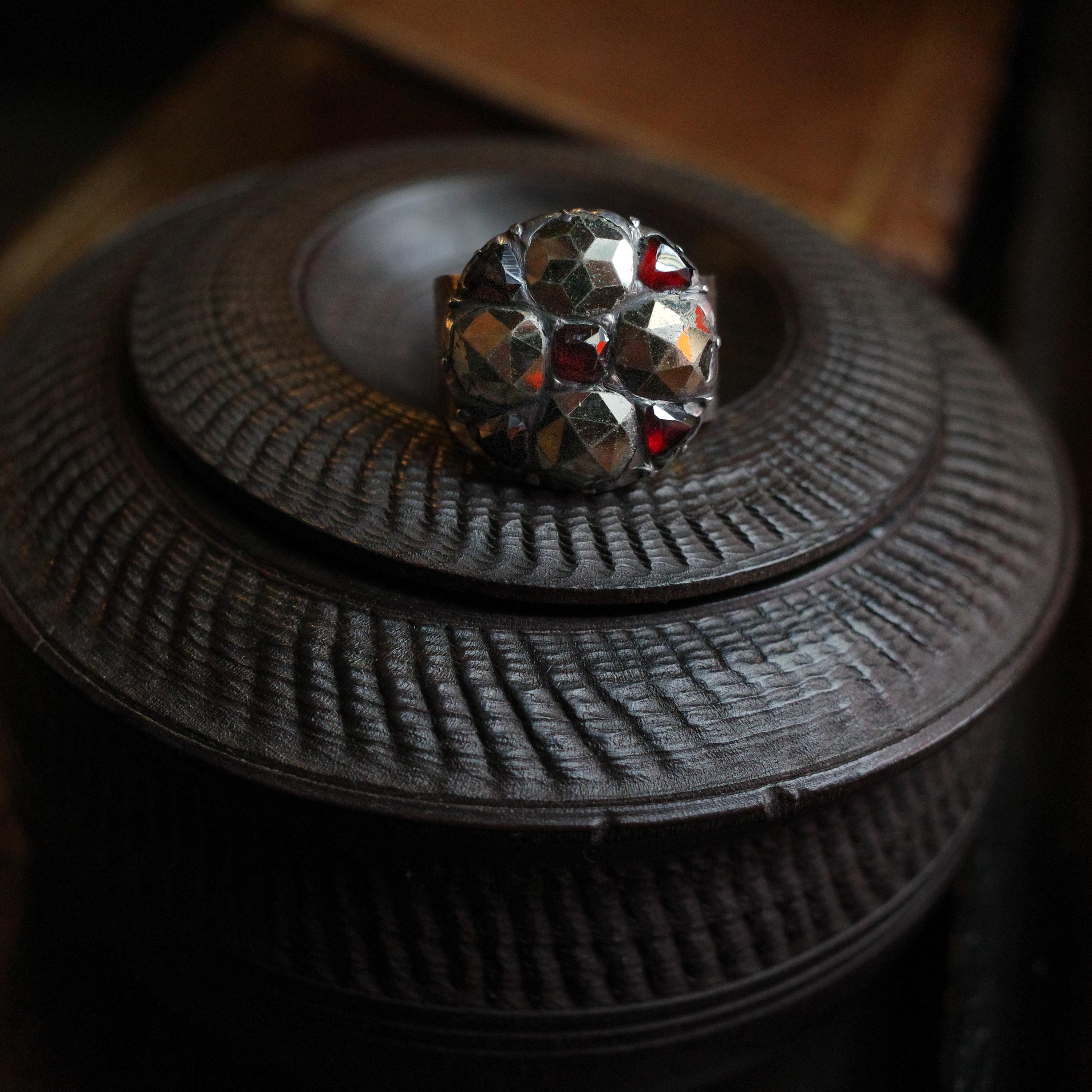 Authentique bague géorgienne en argent sterling avec de grandes marcassites et des grenats naturels en vente 4