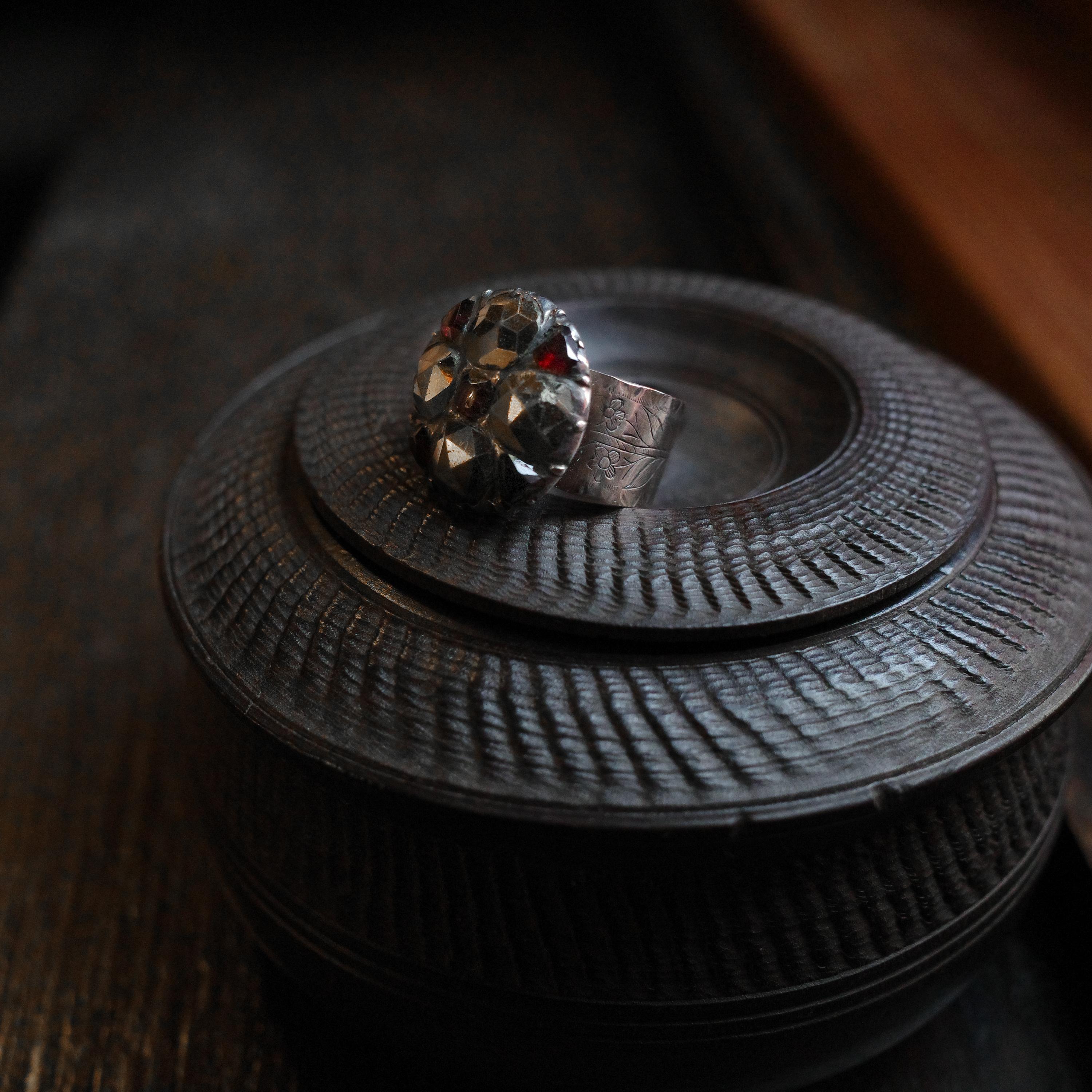 Authentique bague géorgienne en argent sterling avec de grandes marcassites et des grenats naturels en vente 5