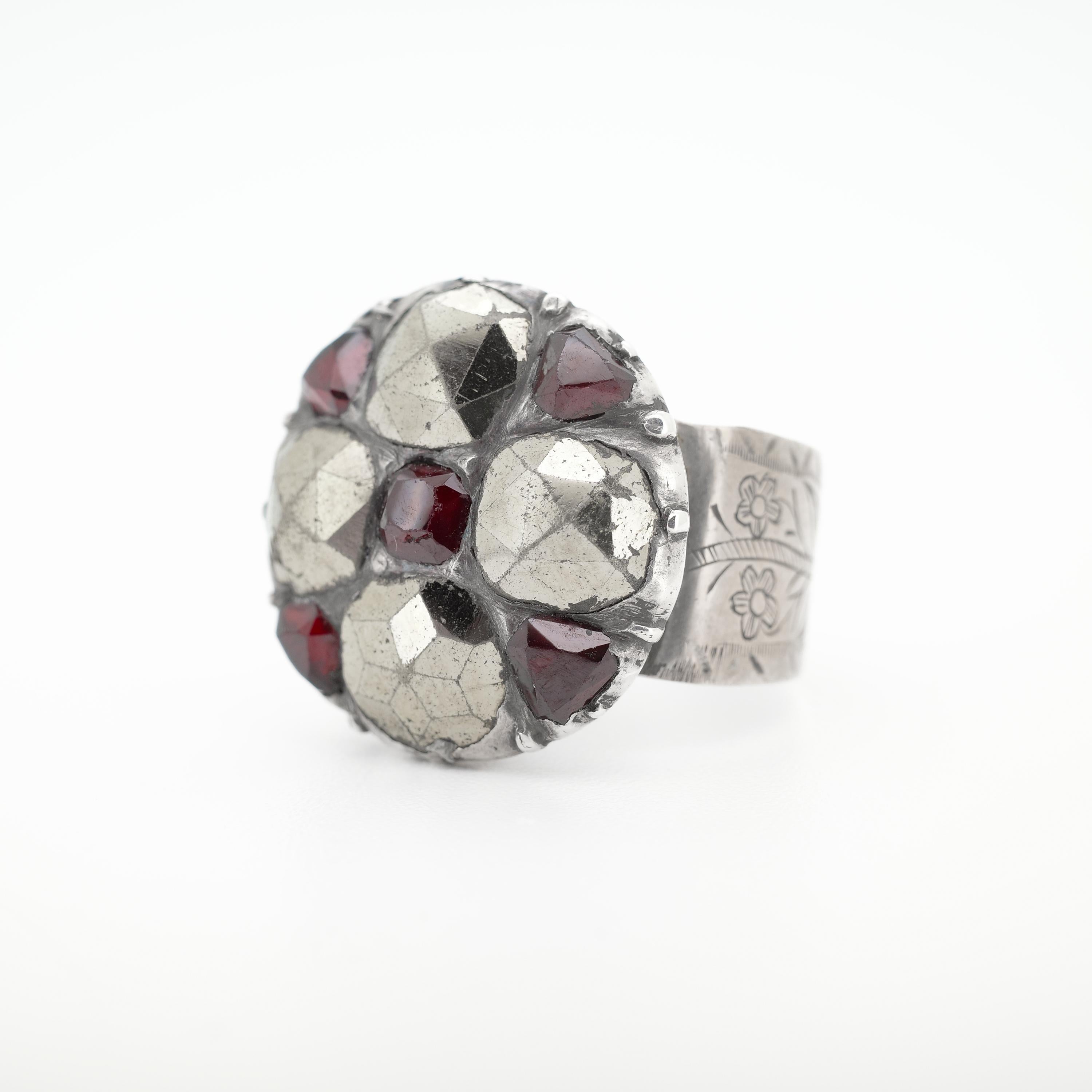 Georgien Authentique bague géorgienne en argent sterling avec de grandes marcassites et des grenats naturels en vente