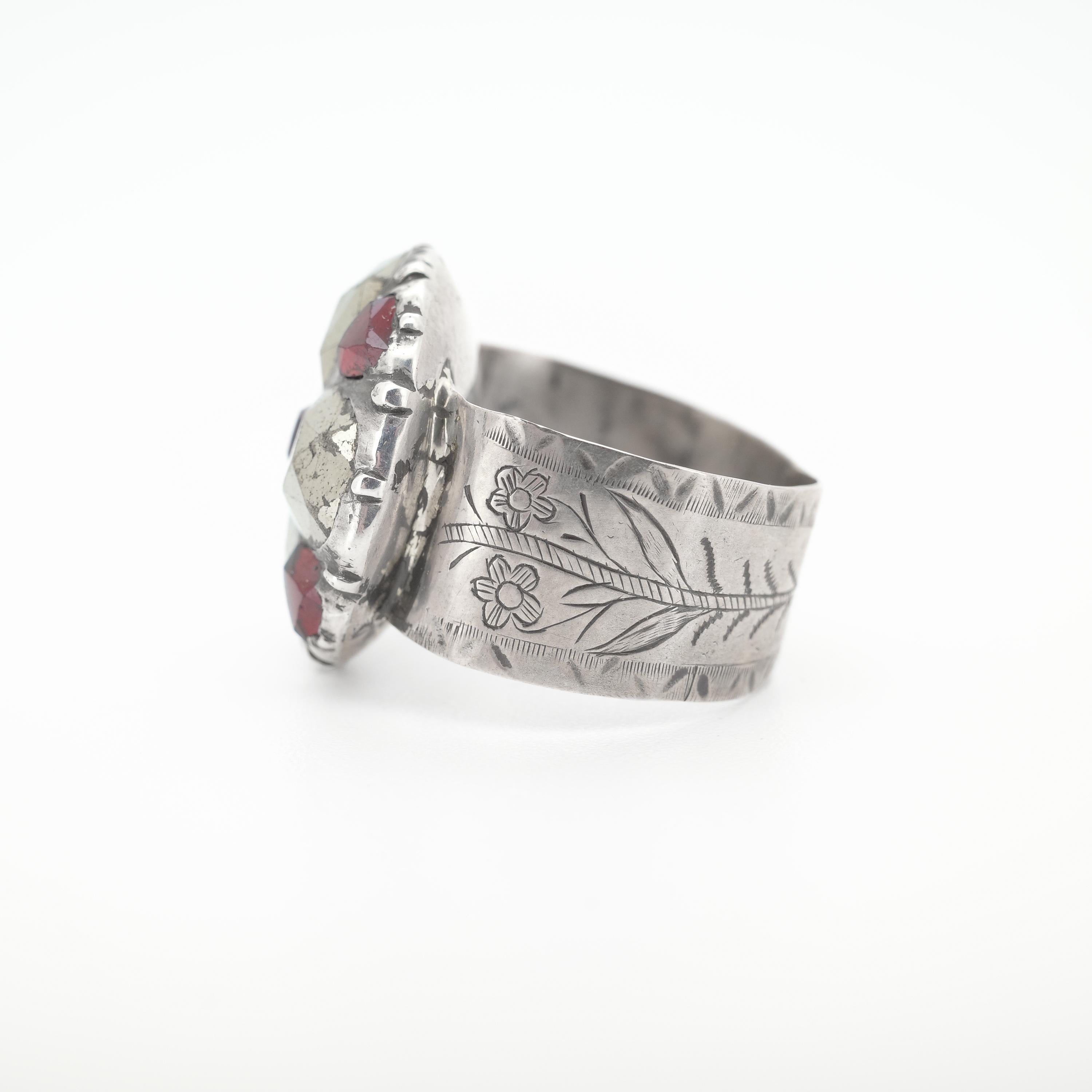 Taille rose Authentique bague géorgienne en argent sterling avec de grandes marcassites et des grenats naturels en vente