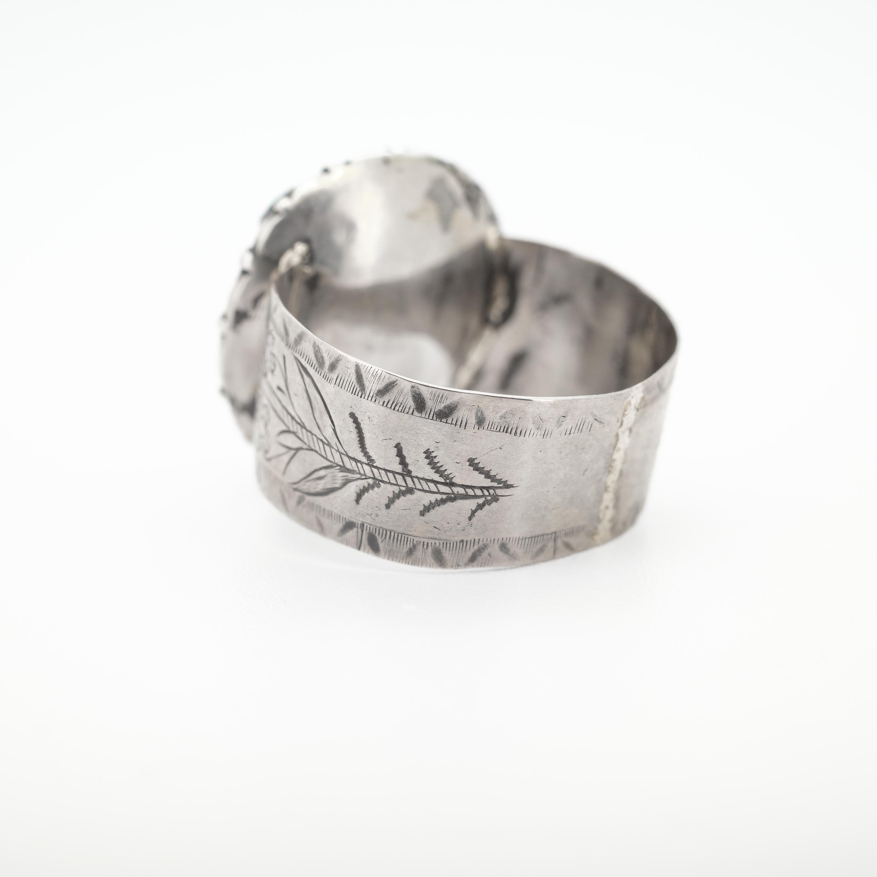 Authentique bague géorgienne en argent sterling avec de grandes marcassites et des grenats naturels Excellent état - En vente à Northampton, MA