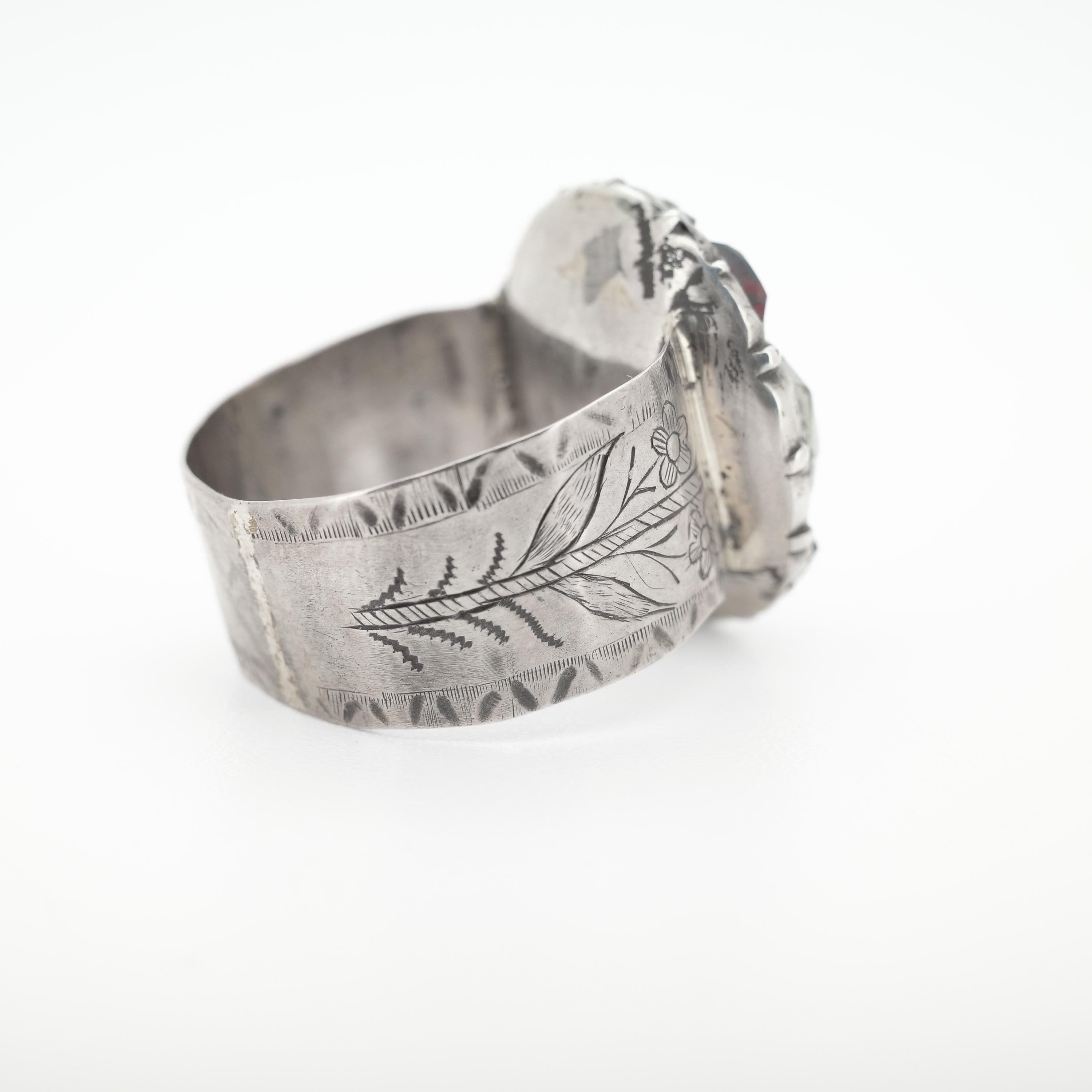 Authentique bague géorgienne en argent sterling avec de grandes marcassites et des grenats naturels en vente 1