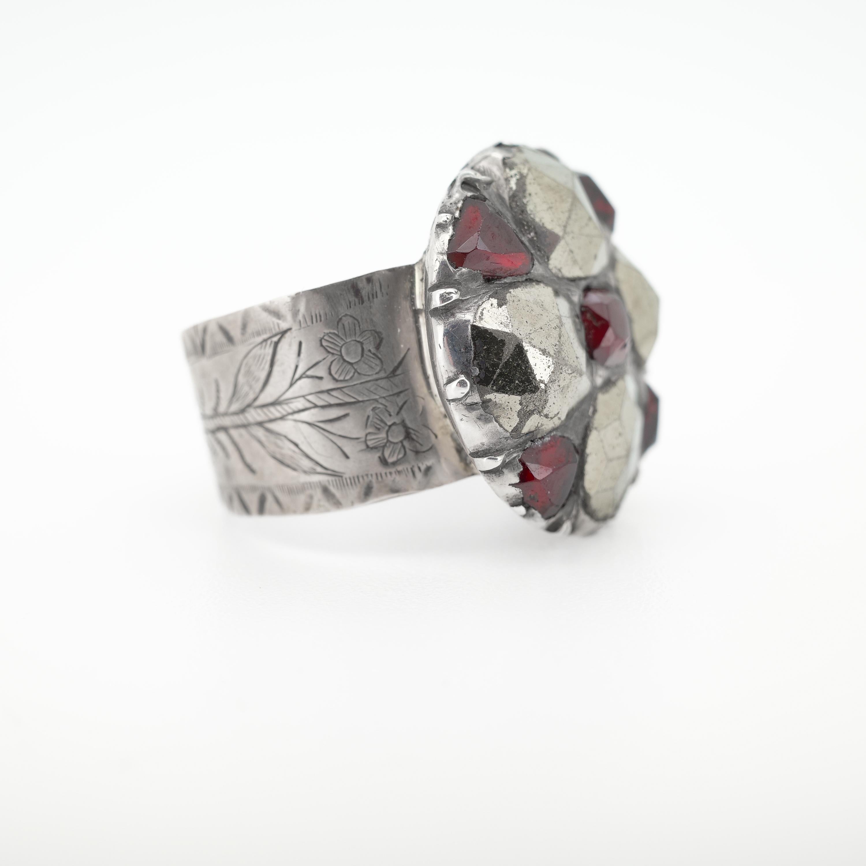 Authentique bague géorgienne en argent sterling avec de grandes marcassites et des grenats naturels en vente 2