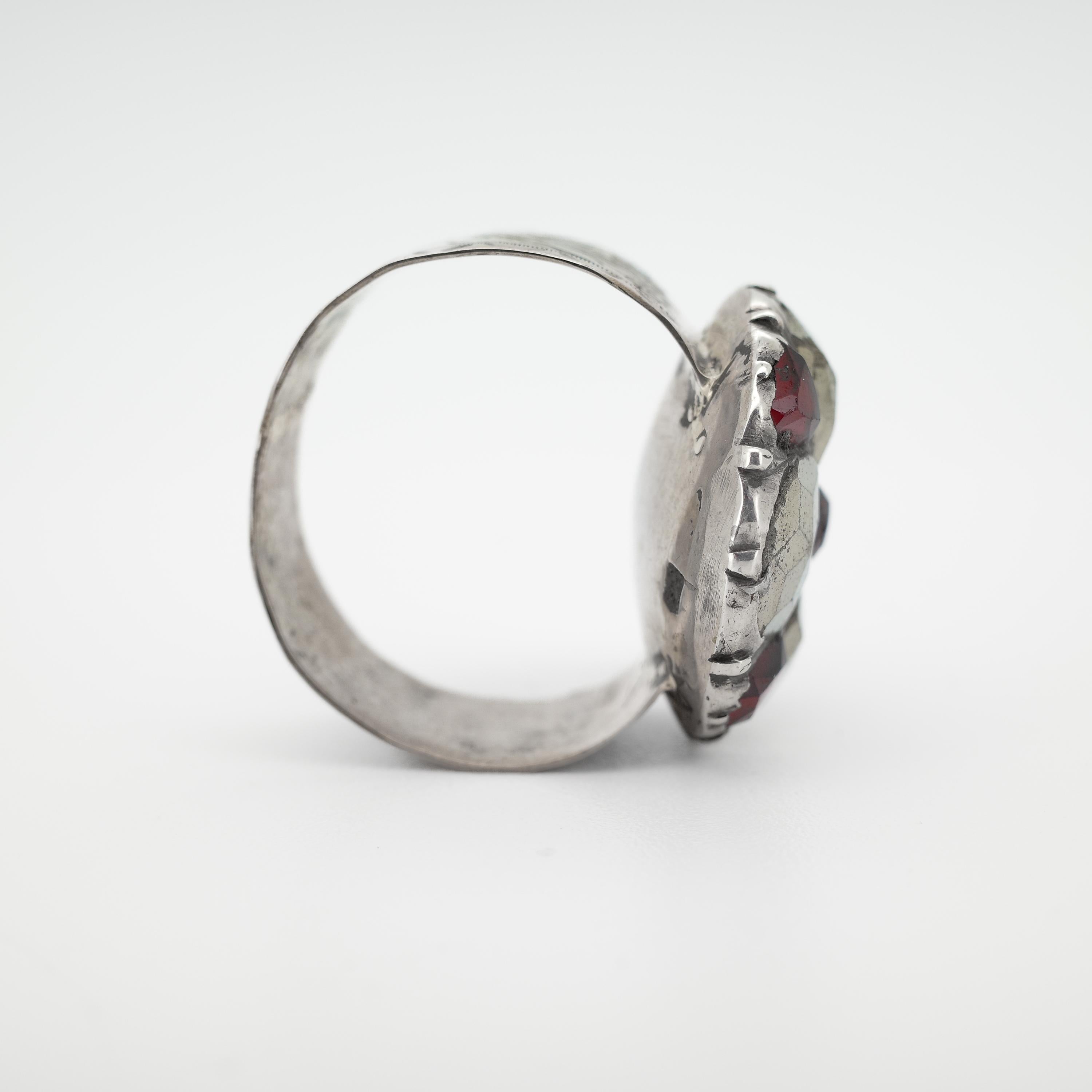 Authentique bague géorgienne en argent sterling avec de grandes marcassites et des grenats naturels en vente 3