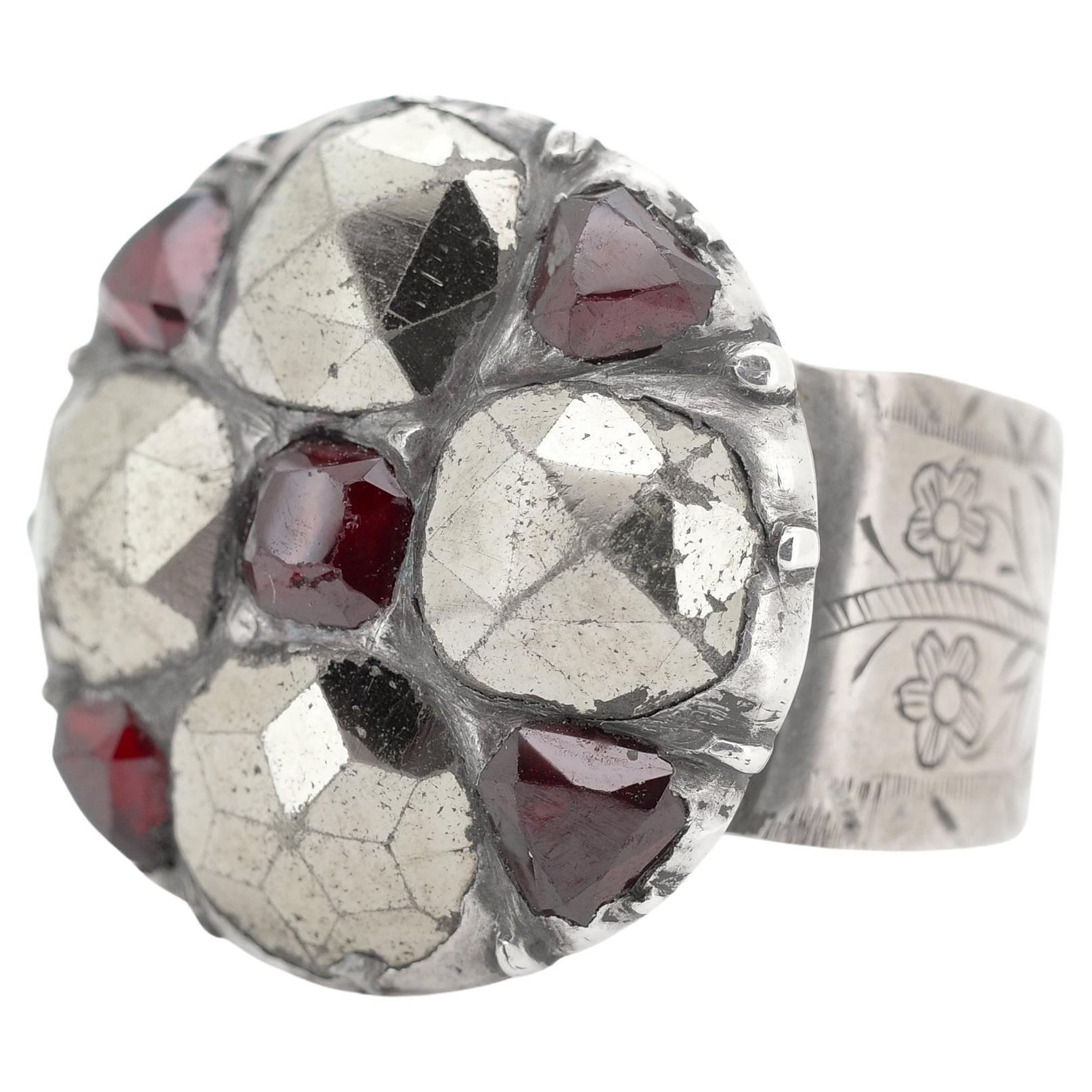 Authentique bague géorgienne en argent sterling avec de grandes marcassites et des grenats naturels en vente