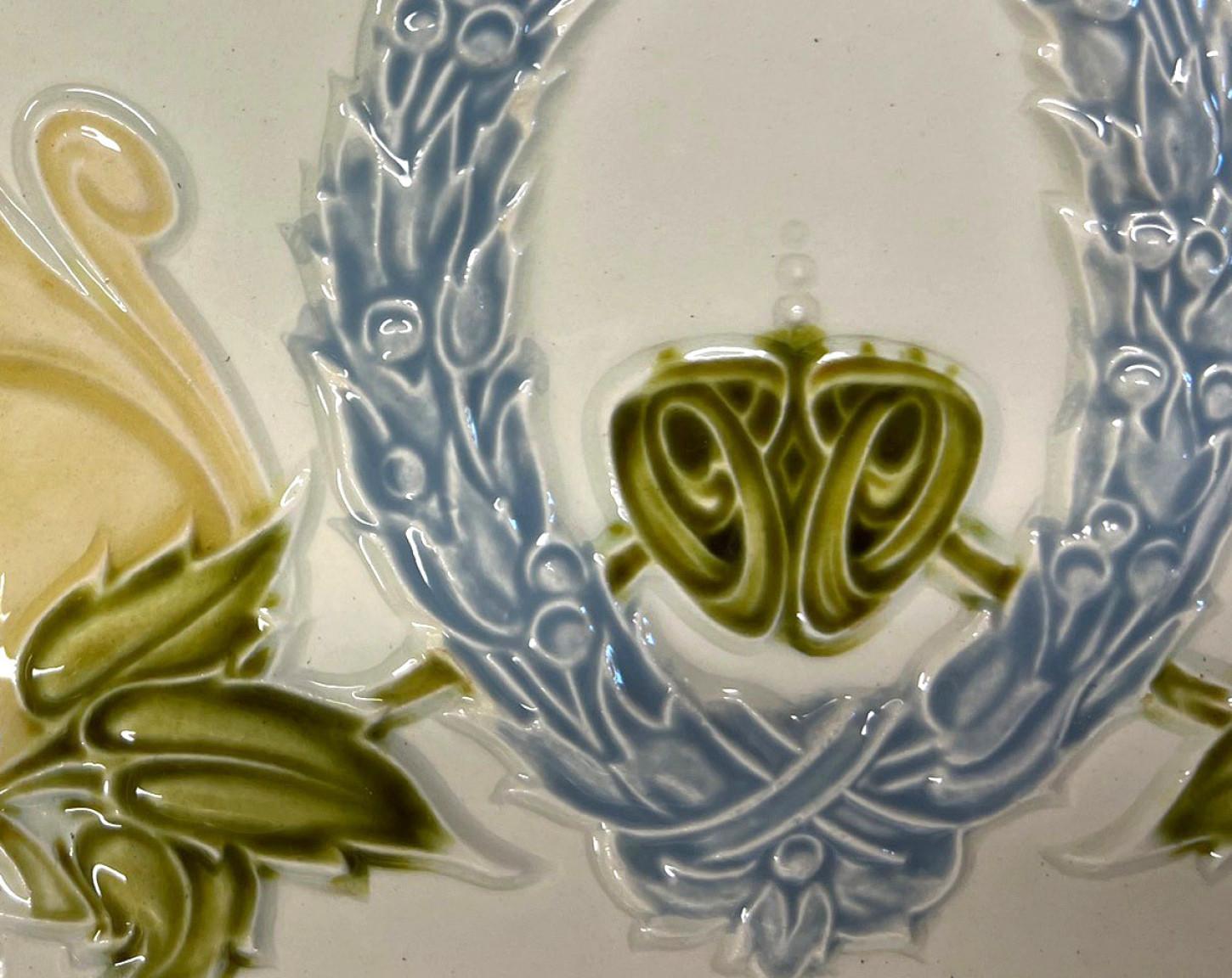 Belge Authentique couronne de laurier en relief Art nouveau émaillé, Belgique, vers les années 1920 en vente