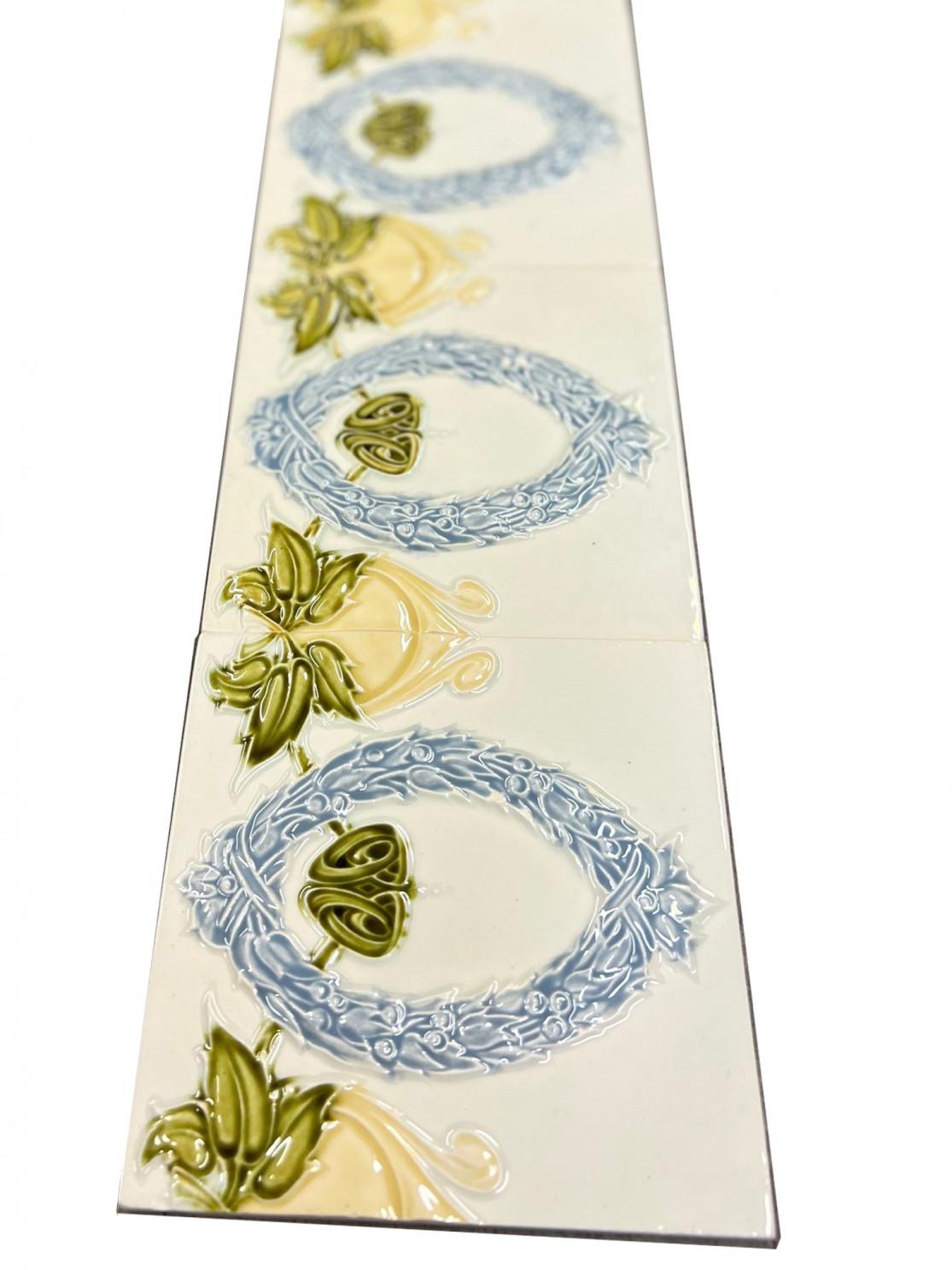 Authentique couronne de laurier en relief Art nouveau émaillé, Belgique, vers les années 1920 Bon état - En vente à Rijssen, NL