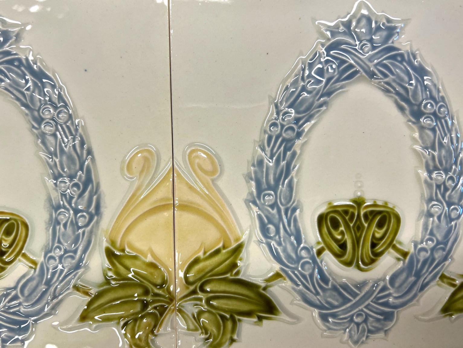 20ième siècle Authentique couronne de laurier en relief Art nouveau émaillé, Belgique, vers les années 1920 en vente