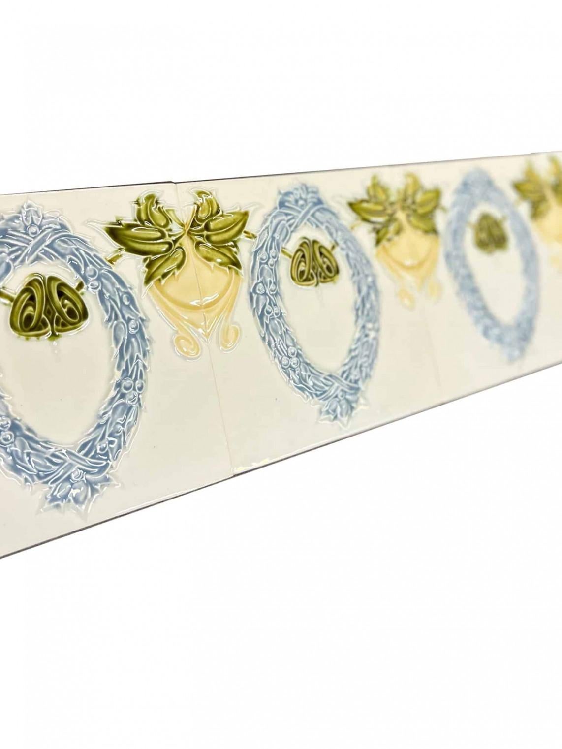 Ceramica Autentica piastrella in rilievo Art Nouveau con corona d'alloro, Belgio, anni '20 circa in vendita