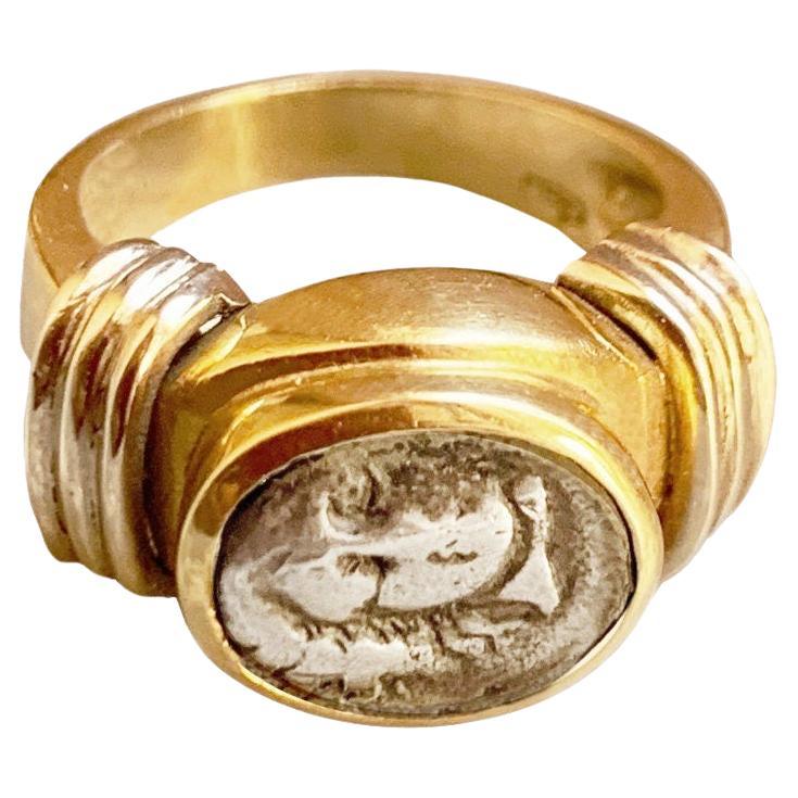Coin grecque authentique 4e siècle B.C. 18 Kt Gold Ring Depicting God Helios/Apollo (bague en or 18 carats représentant le dieu Helios/Apollo) en vente