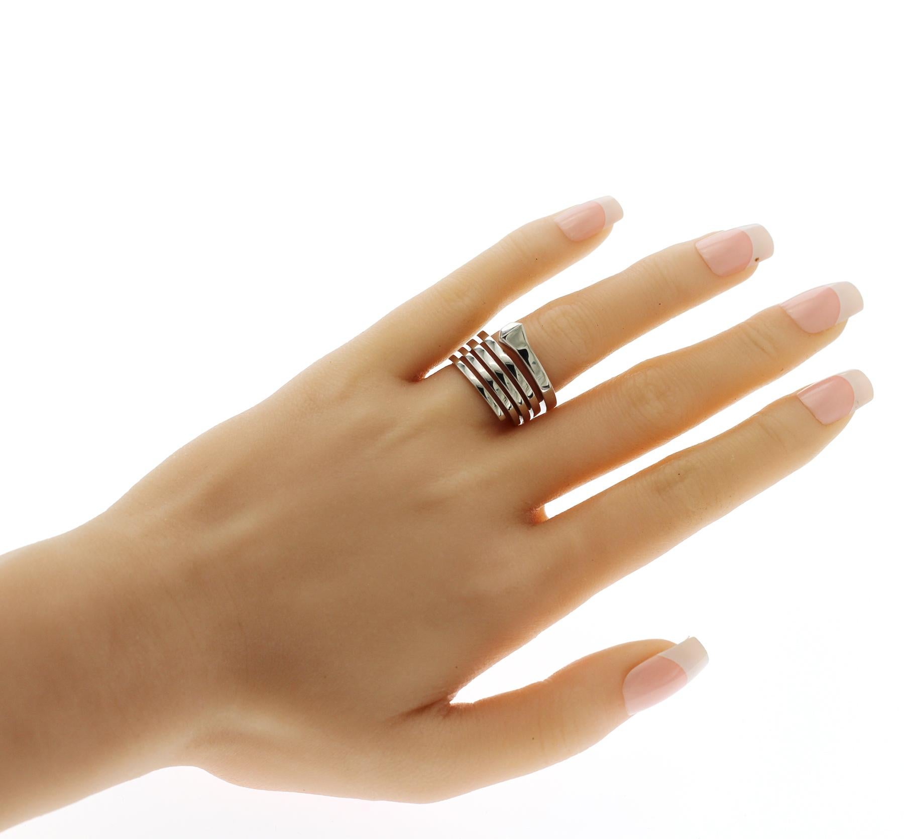 100% autentico, 100% soddisfazione del cliente
Parte superiore: 14,5 mm
Larghezza della banda: 10 mm
Metallo: Oro bianco 18 carati 
Dimensione: 6.5
Punzoni: Gucci 750
Peso totale: 15 grammi
A. Stone: Nessuna
Condizioni: Usato
Prezzo di vendita