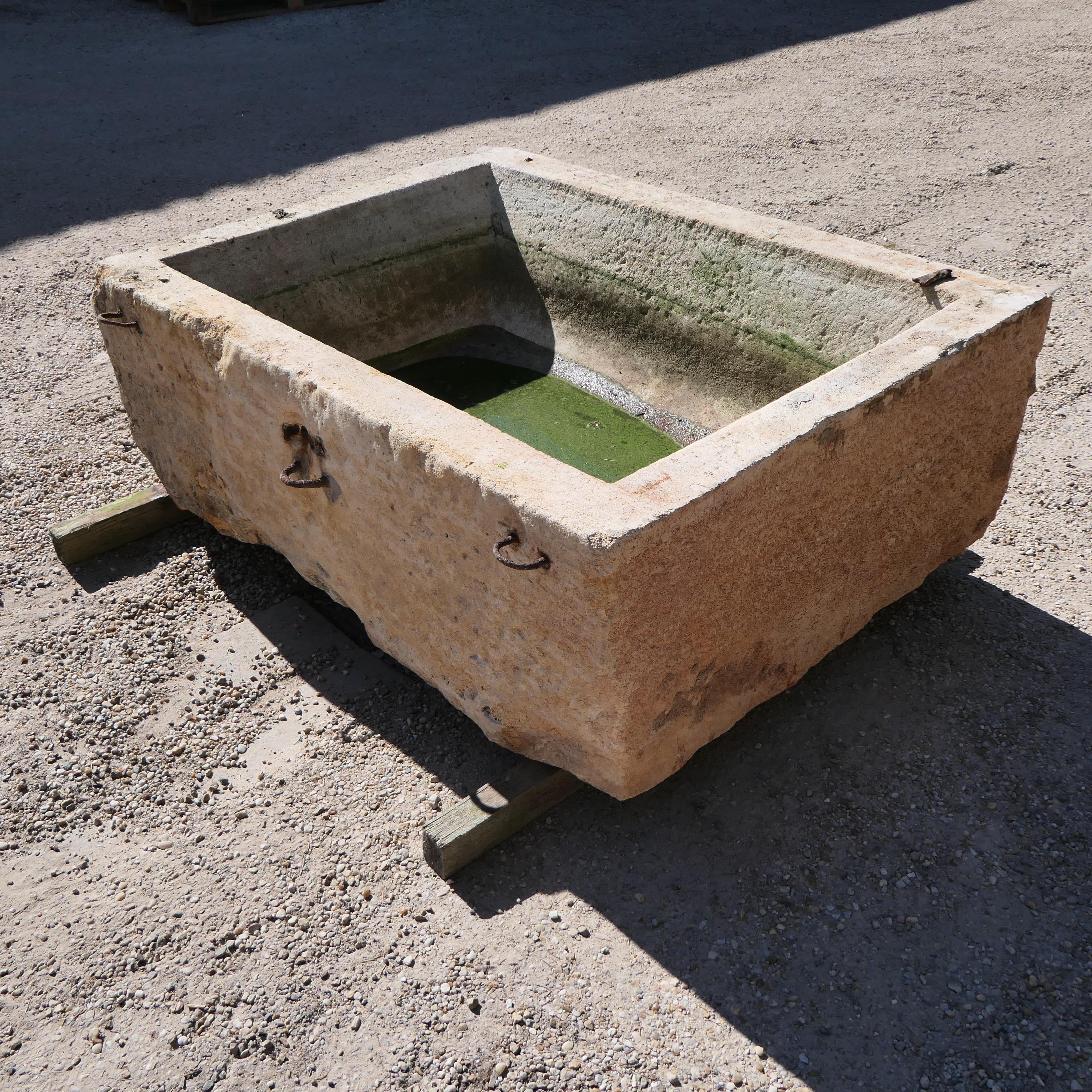 Autentico abbeveratoio antico in pietra da giardino intagliato a mano In condizioni discrete in vendita a COULLONS, FR