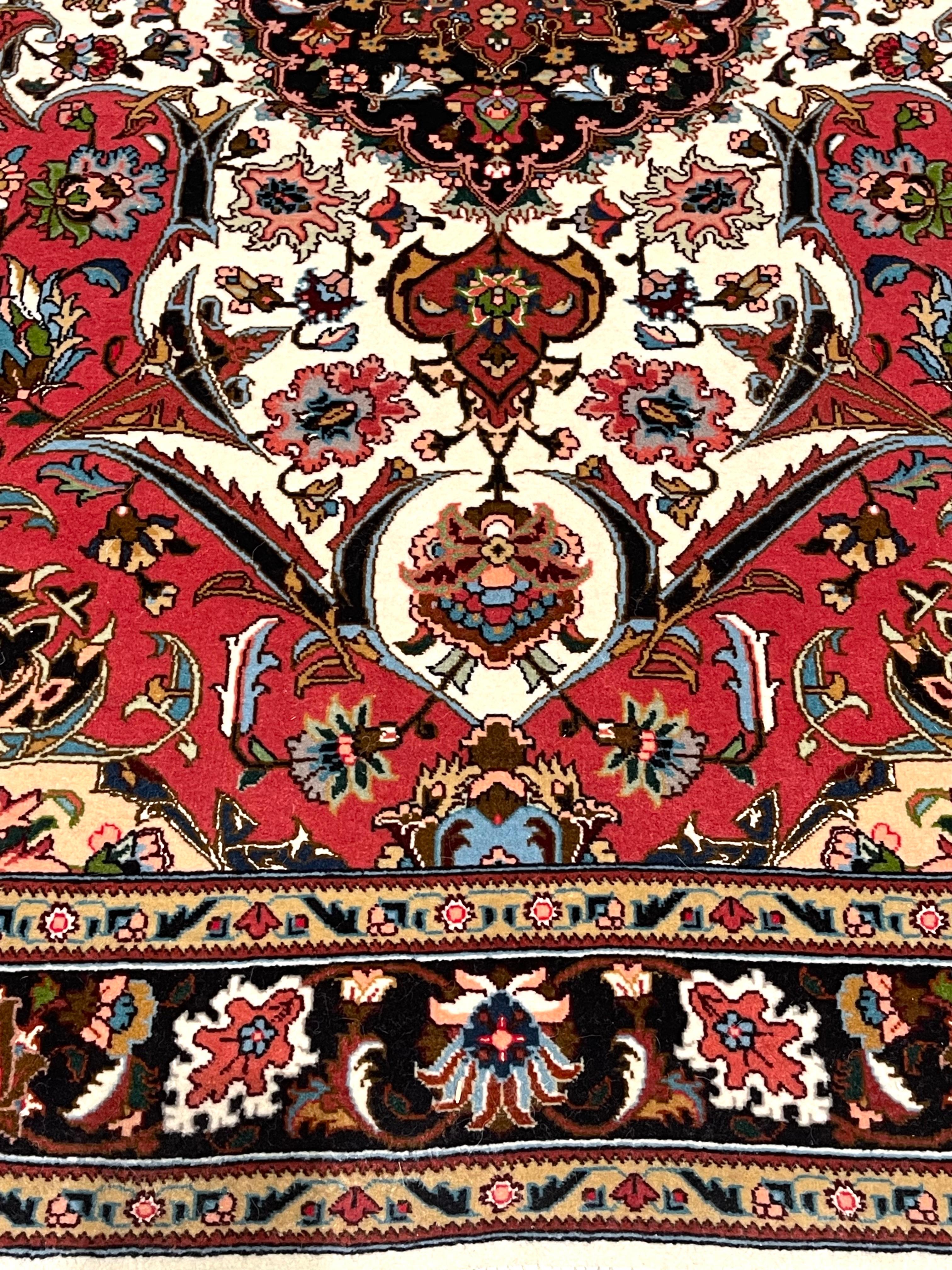 Questo splendido pezzo è un tappeto persiano Tabriz annodato a mano, caratterizzato da un intricato disegno noto come disegno Emad. Il suo lussuoso vello è realizzato con una miscela di lana e seta e poggia su una robusta base di cotone, garantendo