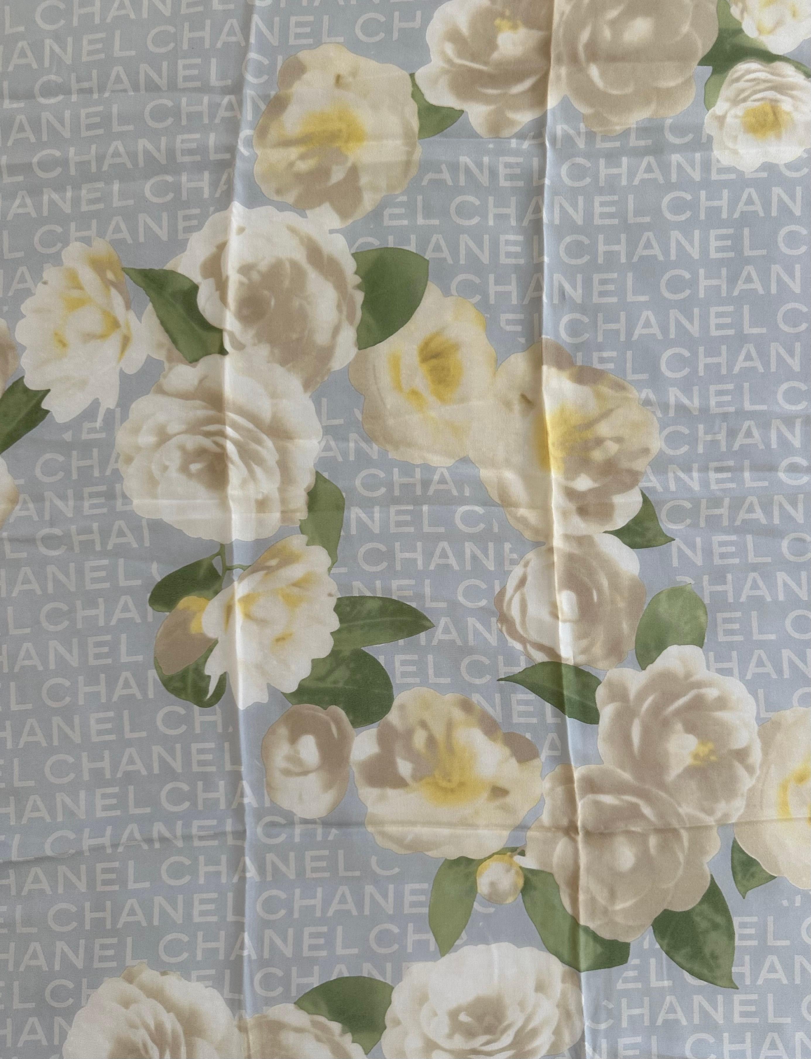 Authentique écharpe italienne en soie roulée à la main par Chanel, neuve avec étiquettes Excellent état - En vente à San Diego, CA