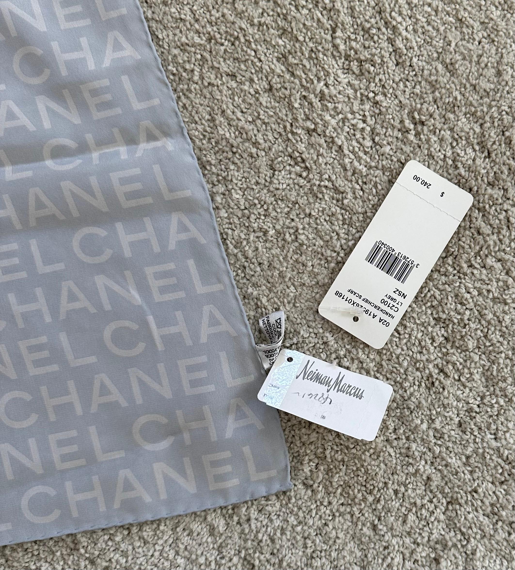 20ième siècle Authentique écharpe italienne en soie roulée à la main par Chanel, neuve avec étiquettes en vente