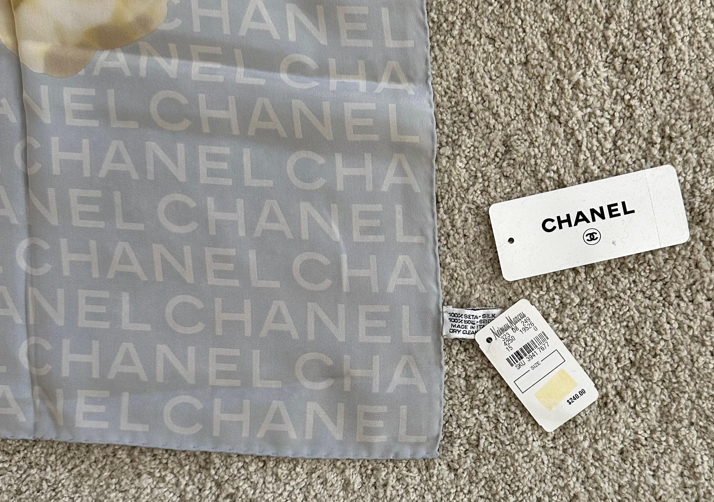 Soie Authentique écharpe italienne en soie roulée à la main par Chanel, neuve avec étiquettes en vente
