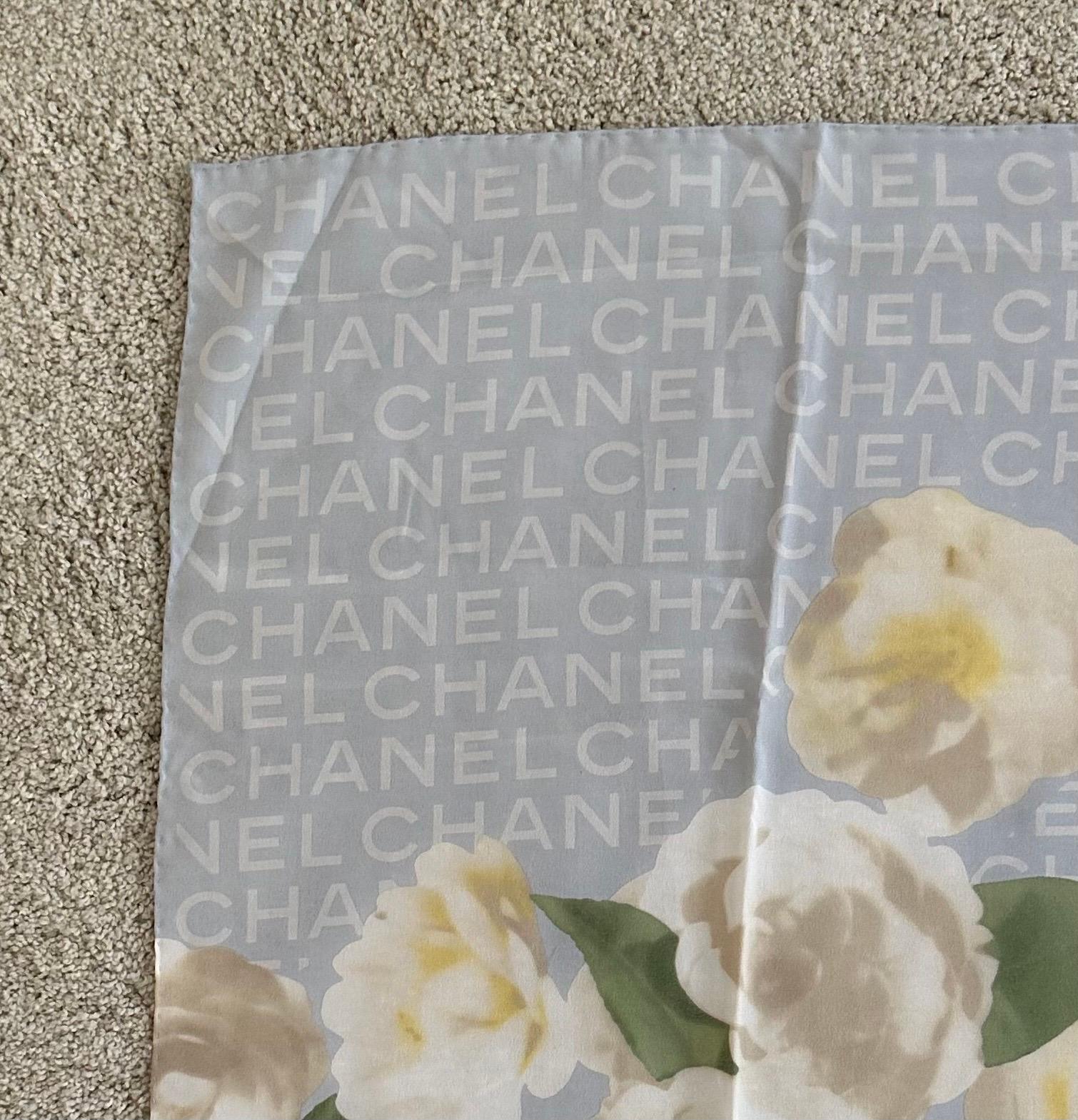 Authentique écharpe italienne en soie roulée à la main par Chanel, neuve avec étiquettes en vente 2