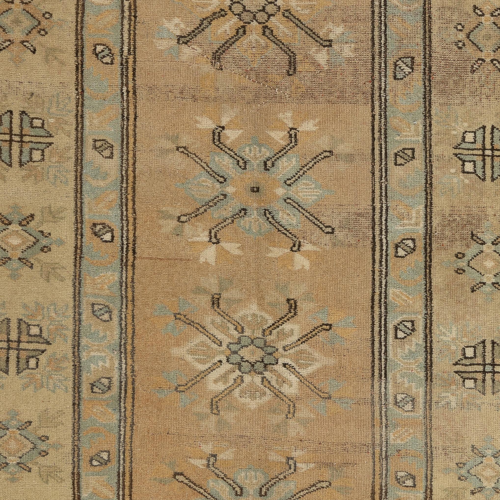 Authentischer handgeknüpfter türkischer Wollteppich im Vintage-Stil mit geometrischem Muster (Oushak) im Angebot