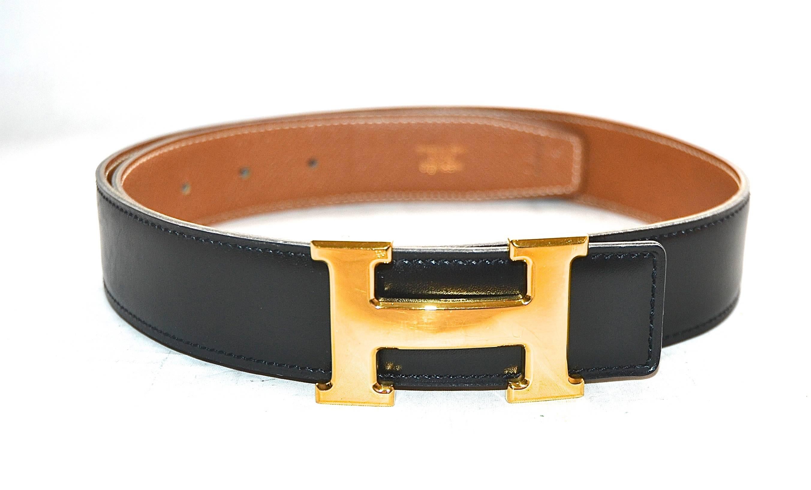 Authentic Hermes Gold H Belt.

Reversible, Black Calf exterior, Brown Constance Interior

Size 75cm / 30inch. Width: 1.3inch. Buckle width 2.4inch, Height 1.6inch

90cm in total, 75cm to belt holes.

Good to Very Good Condition. Minor stains on the