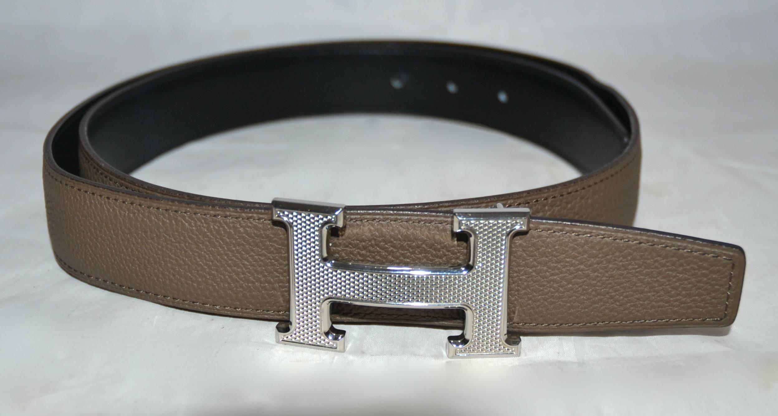 Authentic Hermes Silver Tone H Belt.

Reversible, Etoupe Grey exterior, Black Calf Interior

Size 90cm / 39inch. Width: Buckle width 2.6 inch 

105cm in total, 90cm to middle belt hole.

Excellent Condition. 

Includes: Buckle Storage Bag