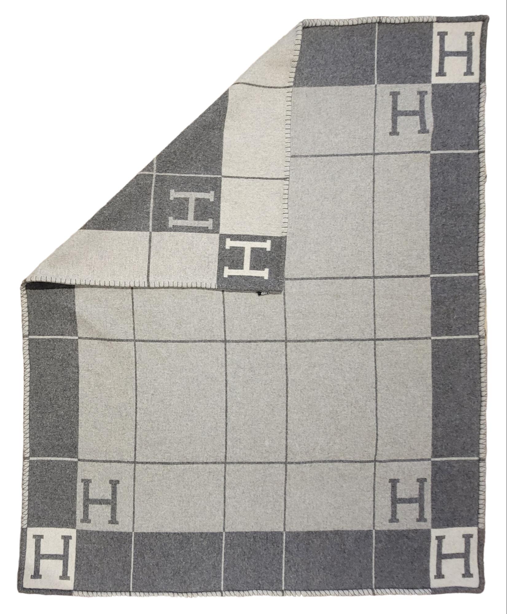 Authentic Hermes Avalon Grey and White Throw/ Blanket In Distressed Condition In Pasadena, CA